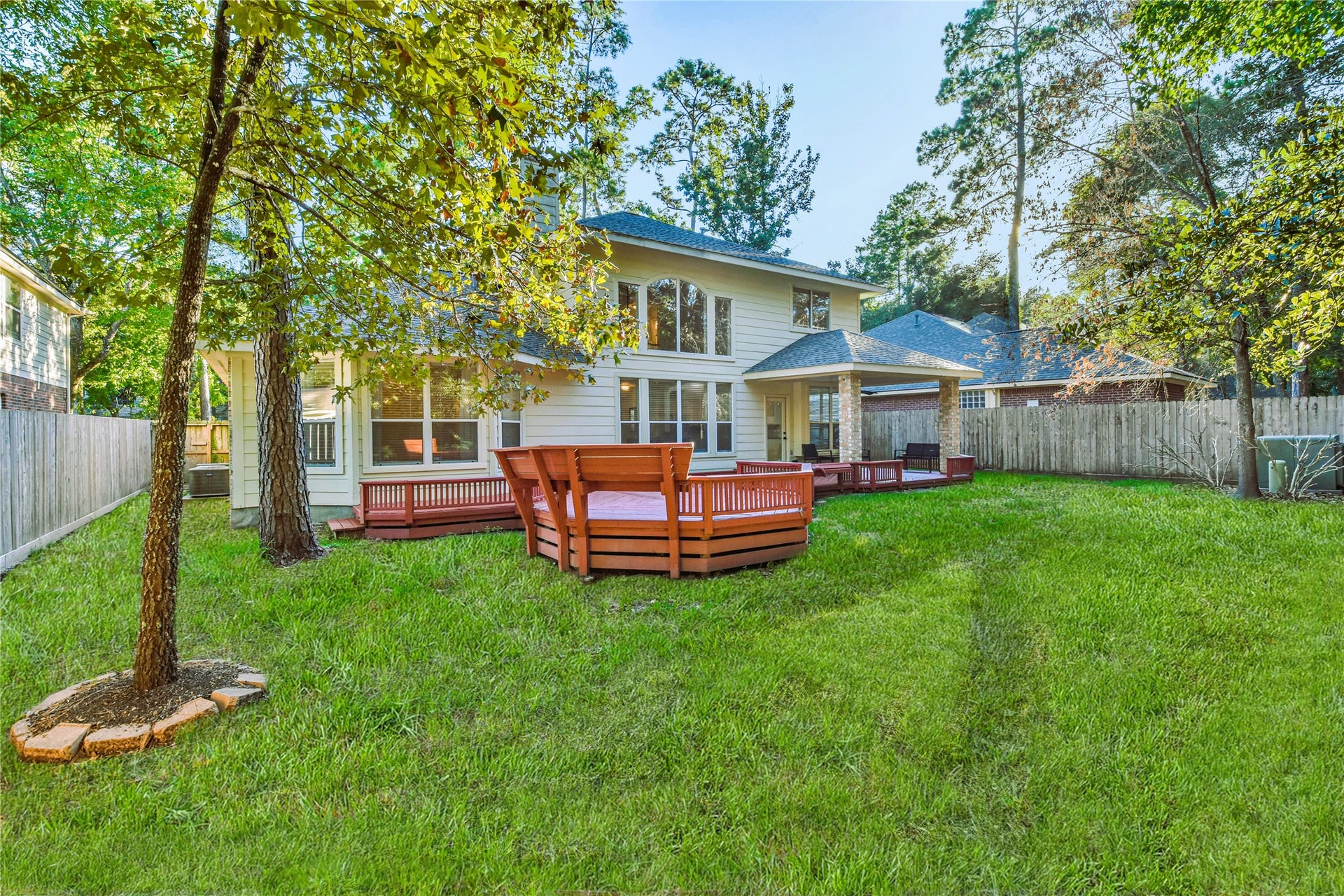 109 N Acacia Park Circle, The Woodlands, TX 77382 Plenty of yard for pets and play!