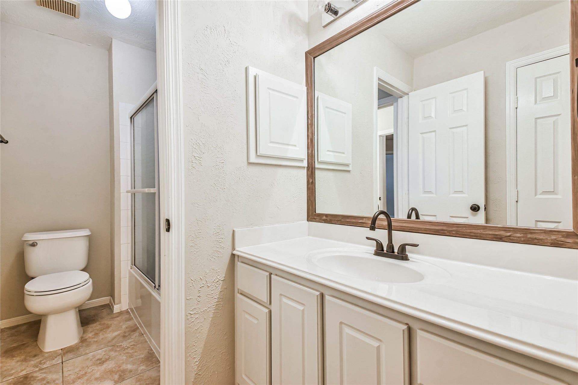 109 N Acacia Park Circle, The Woodlands, TX 77382 Separate tub/shower and toilet, that leads to the other sink attached to the 4th bedrom.