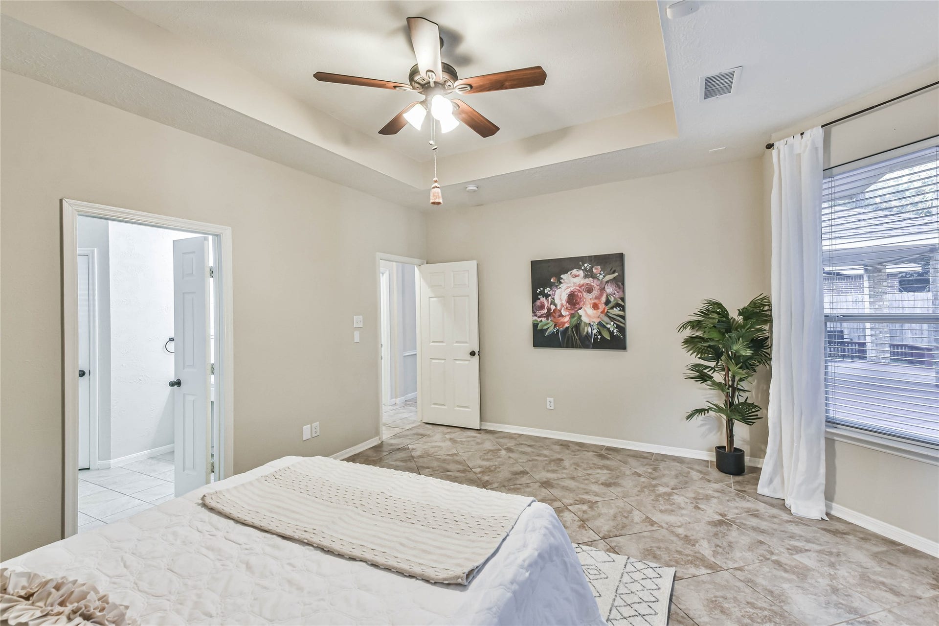 109 N Acacia Park Circle, The Woodlands, TX 77382 10' ceilings and large room for your bedroom suite!