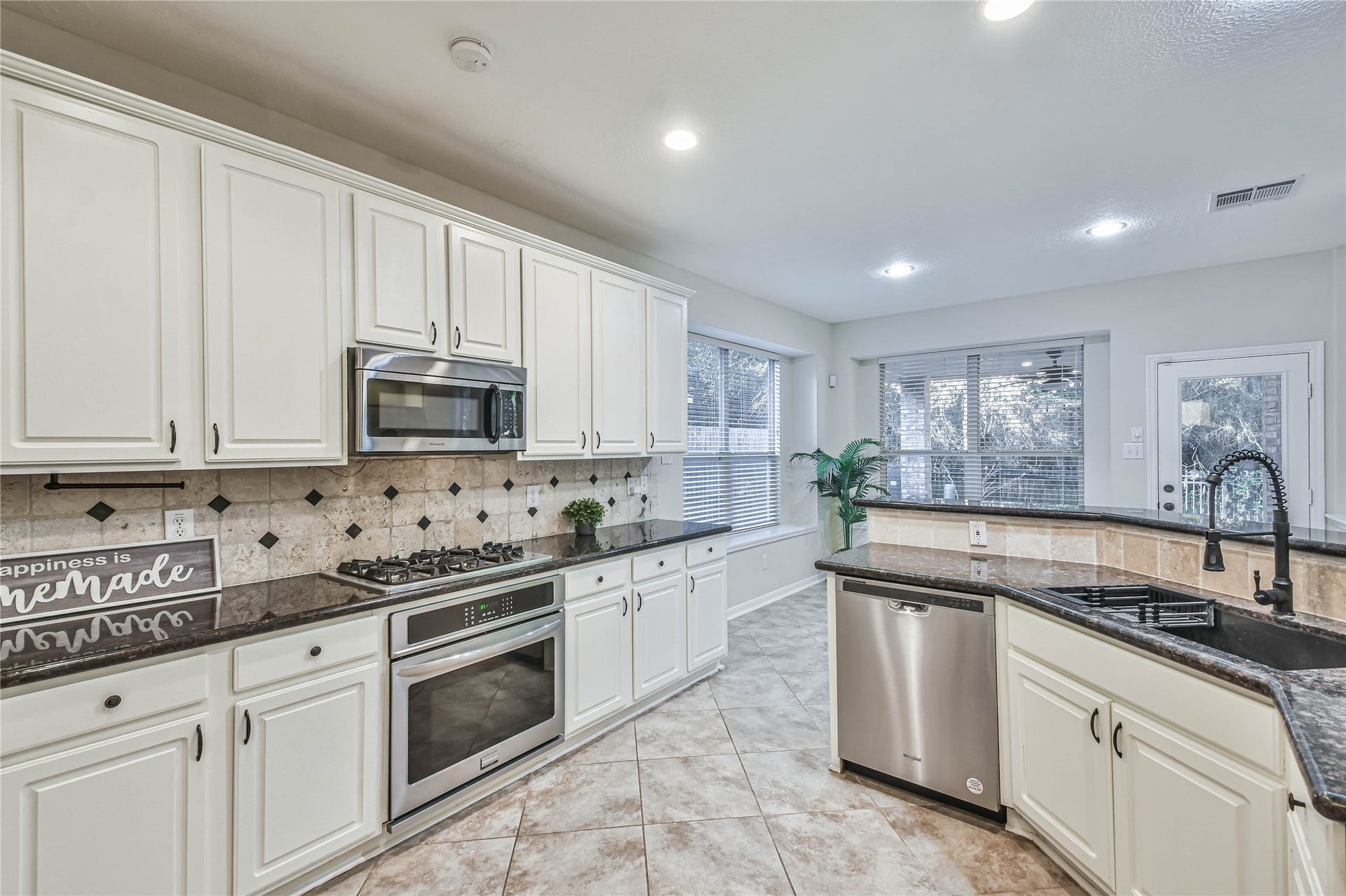 109 N Acacia Park Circle, The Woodlands, TX 77382 Stainless steel appliances.