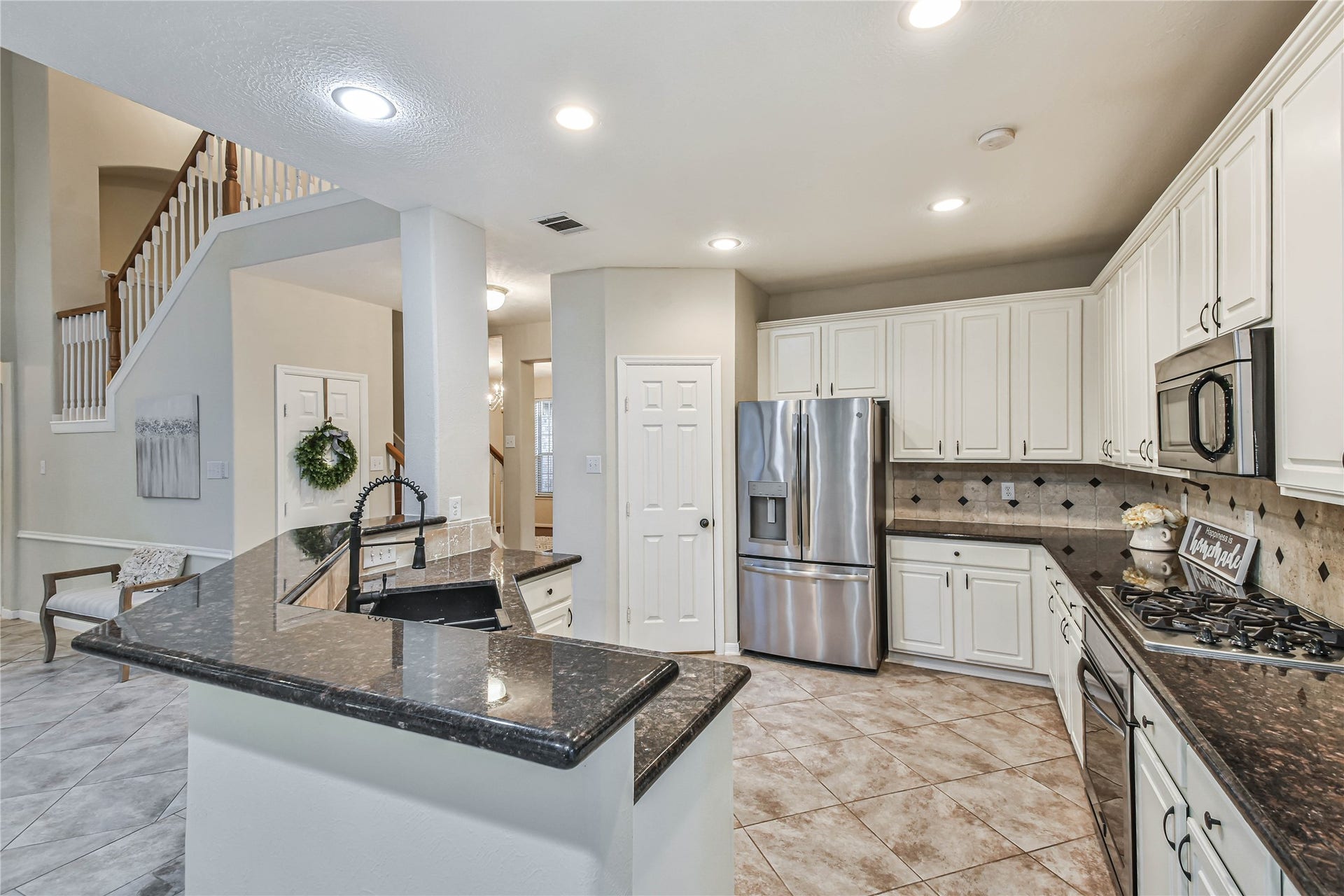 109 N Acacia Park Circle, The Woodlands, TX 77382 Large kitchen with walk in pantry.