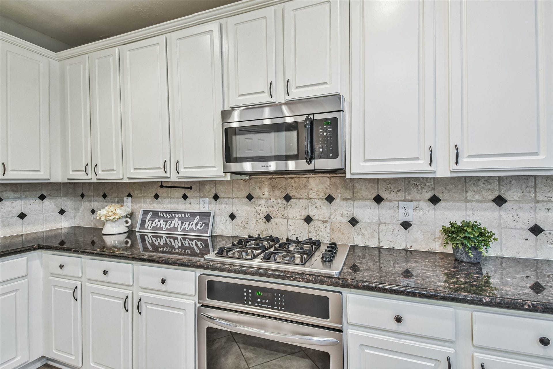 109 N Acacia Park Circle, The Woodlands, TX 77382 Gas cooktop and oven.