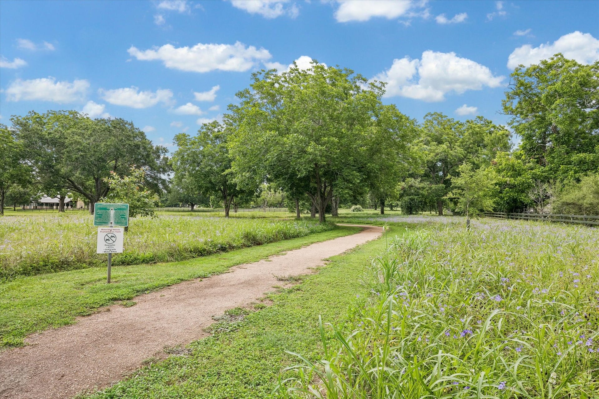 32102 Fulbrook Commons, Fulshear, TX 77441 8 miles of hiking trails in the
neighborhood and beautiful
wildflower pastures
