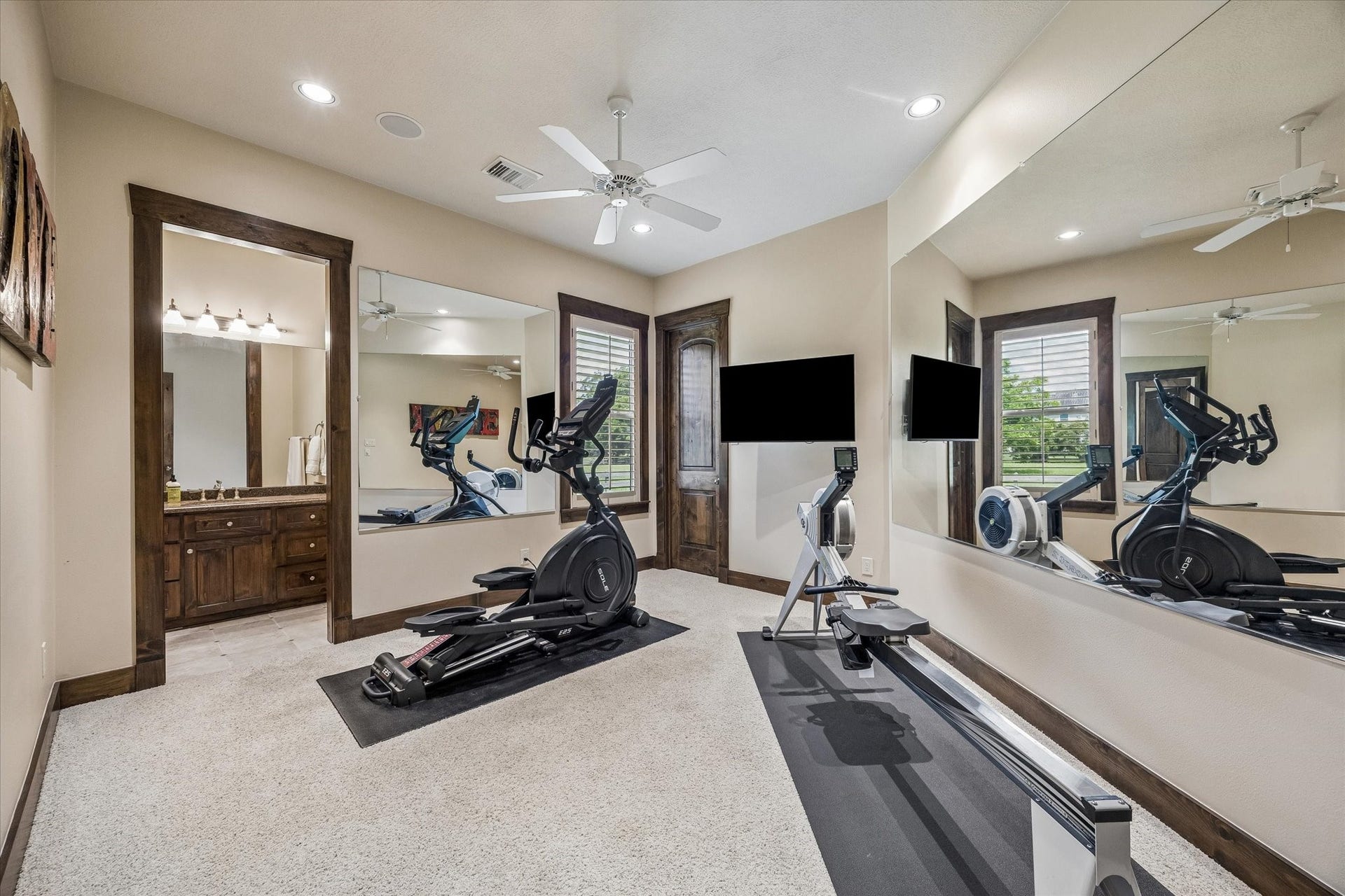 32102 Fulbrook Commons, Fulshear, TX 77441 This versatile downstairs bedroom with jack and jill bathroom can easily be transformed to accommodate a home gym, hobby room, media space, or additional living area to suit your needs.