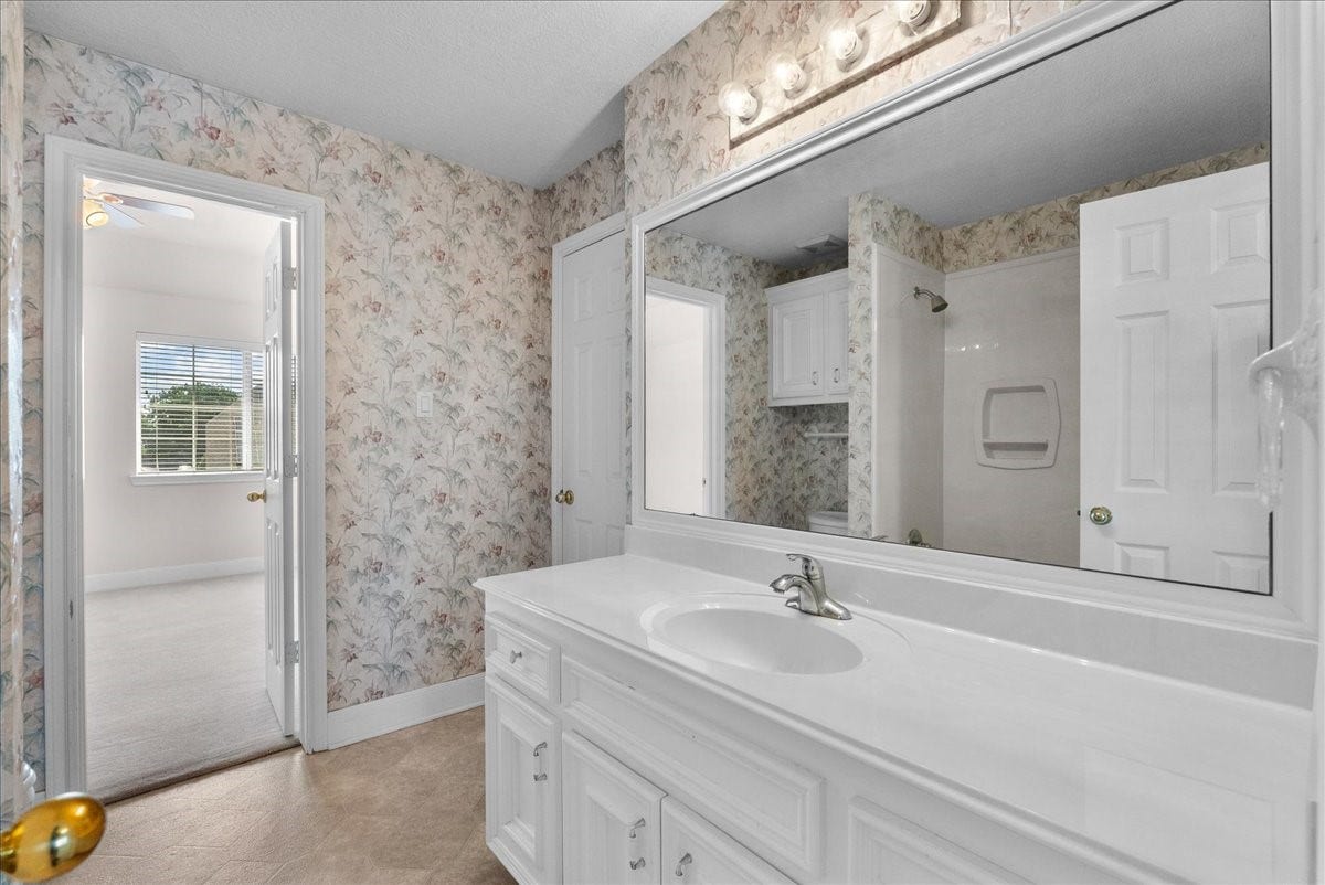 4402 Santee Drive, Baytown, TX 77521 The versatile tub/shower combo easily accommodates both quick morning showers and evening baths.