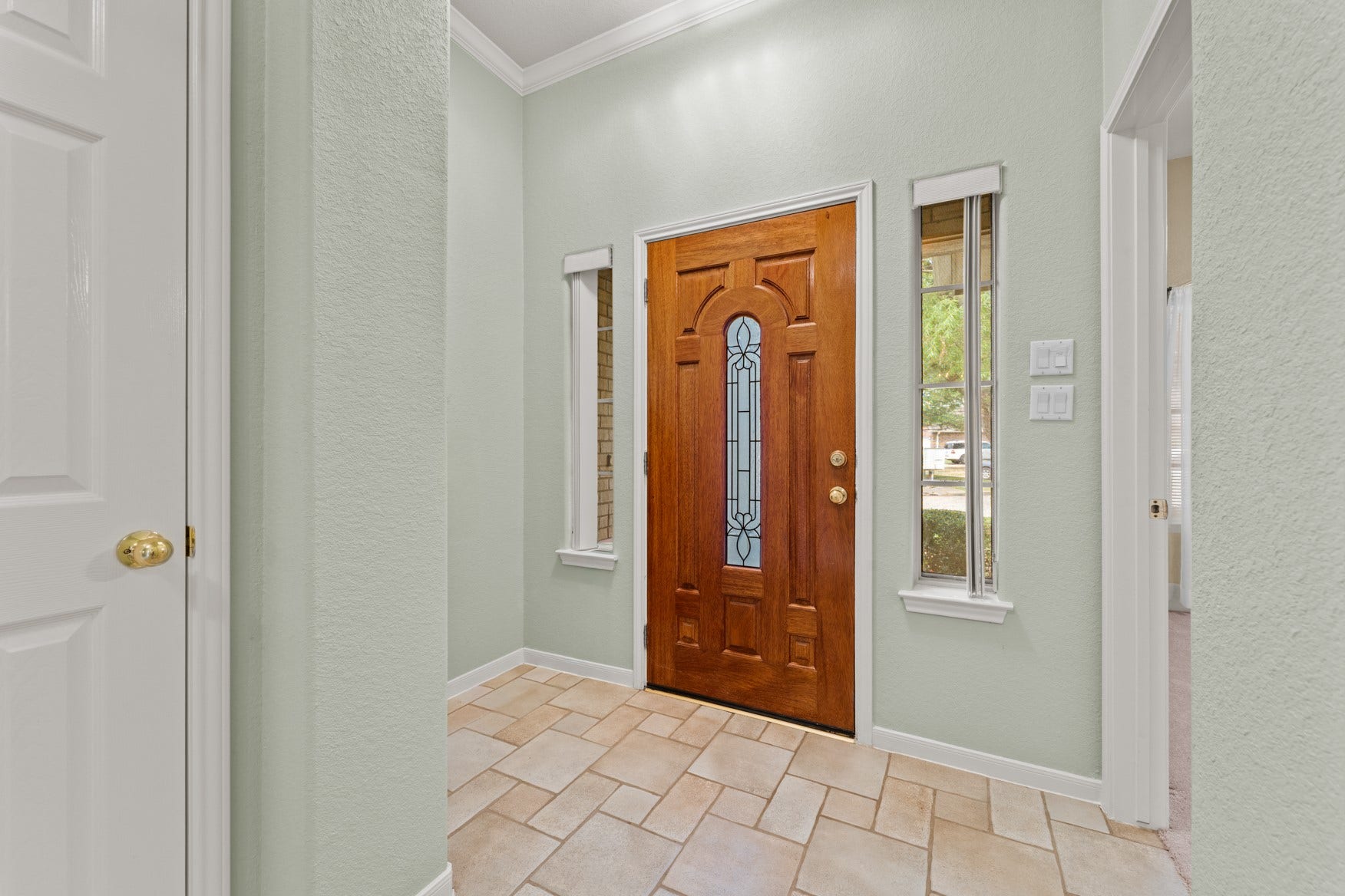 16503 Oat Mill Drive, Houston, TX 77095 Greet your guests in this roomy entry!
