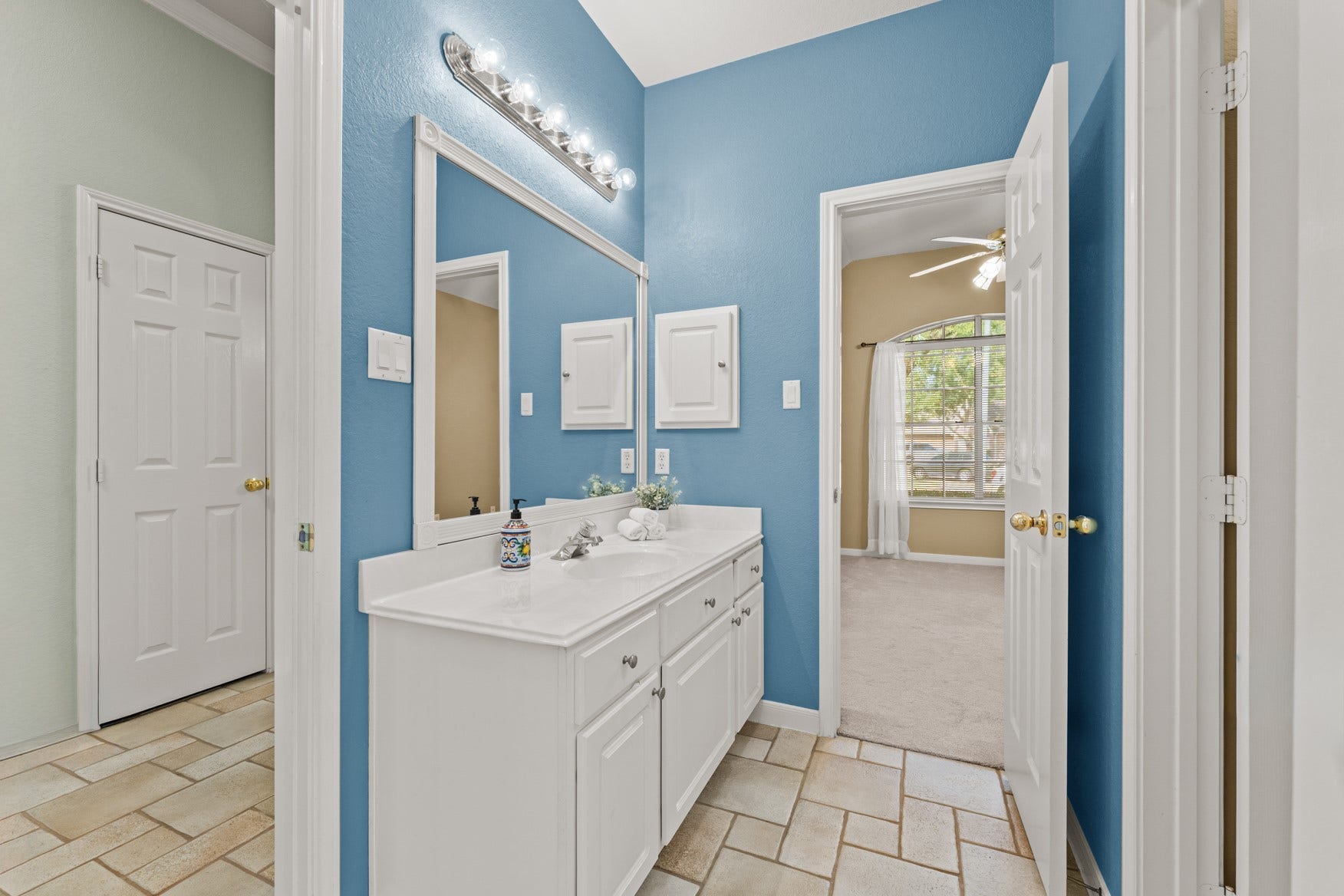 16503 Oat Mill Drive, Houston, TX 77095 Plenty of counter space and cabinet storage to share! This bathroom can be accessed from the entry hall also.