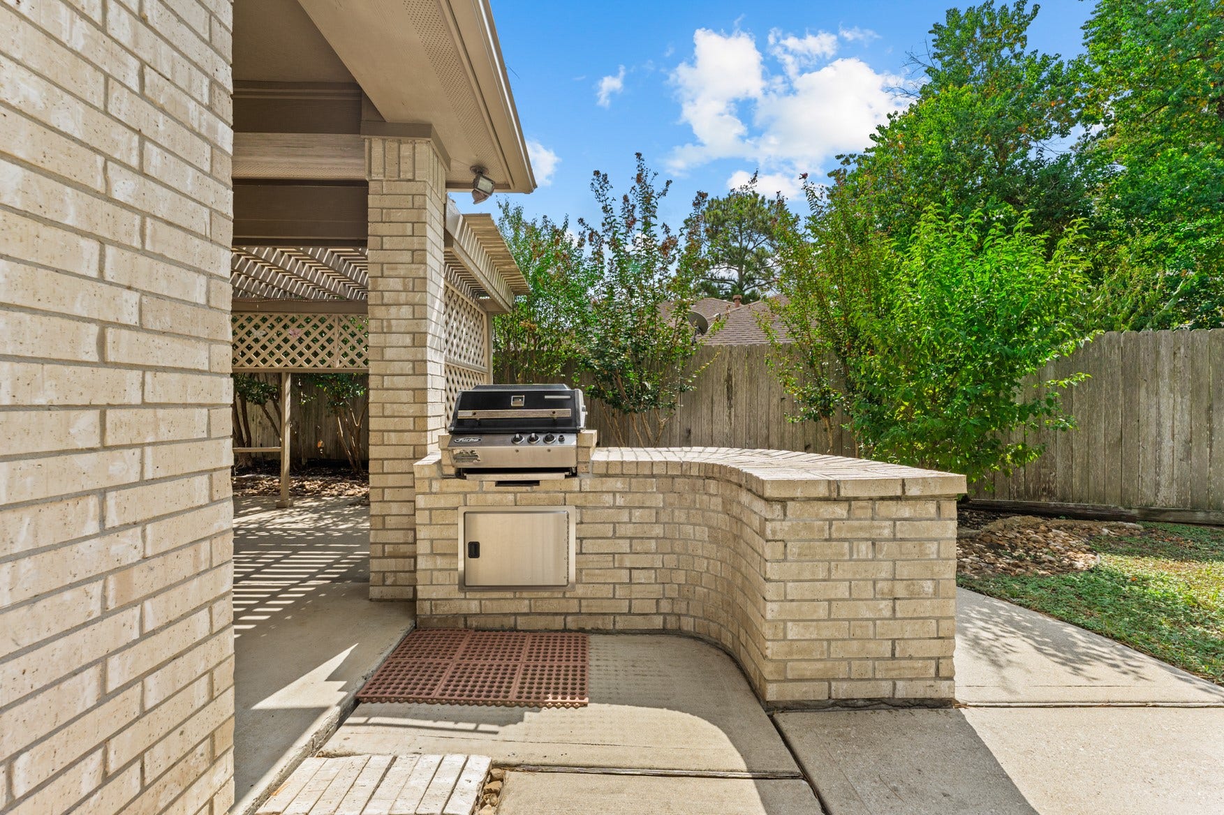 16503 Oat Mill Drive, Houston, TX 77095 Enjoy grilling your favorites using this outdoor grill area with an extended brick counter top.