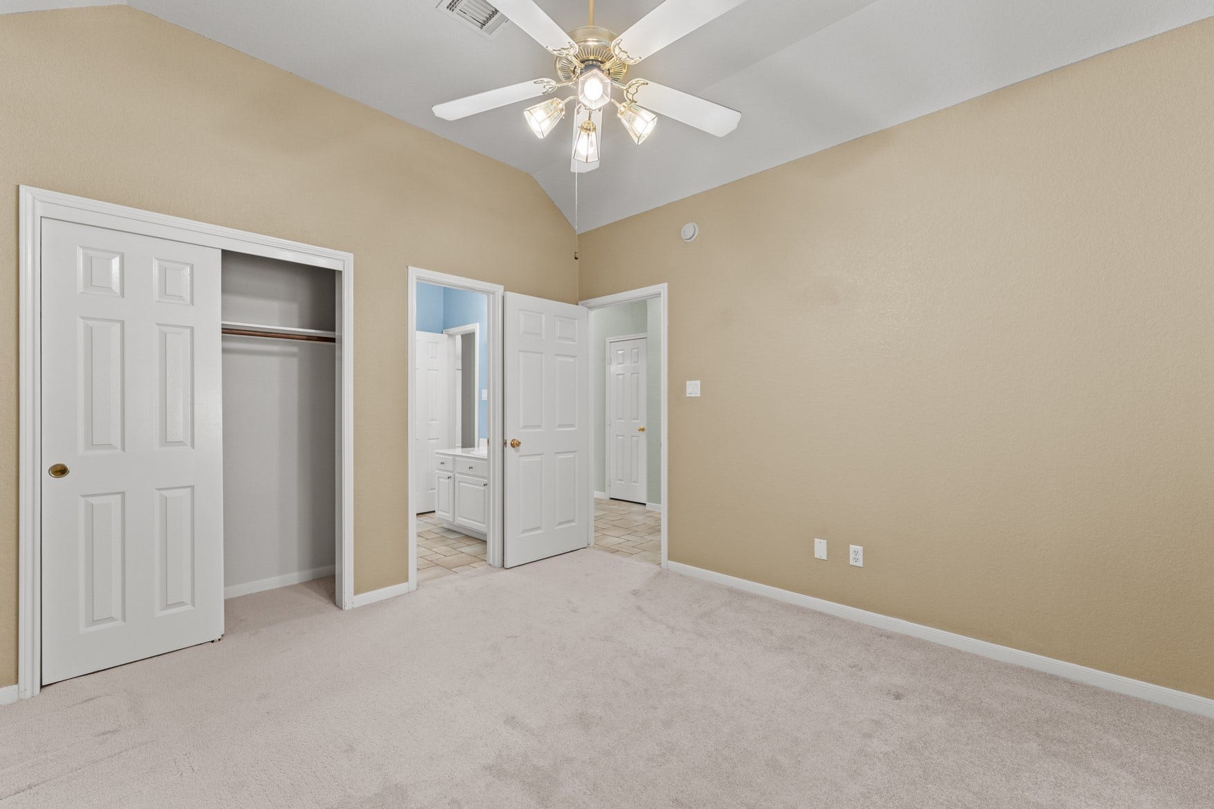 16503 Oat Mill Drive, Houston, TX 77095 The first guest bedroom shares a jack-and-jill bathroom with the other guest bedroom.