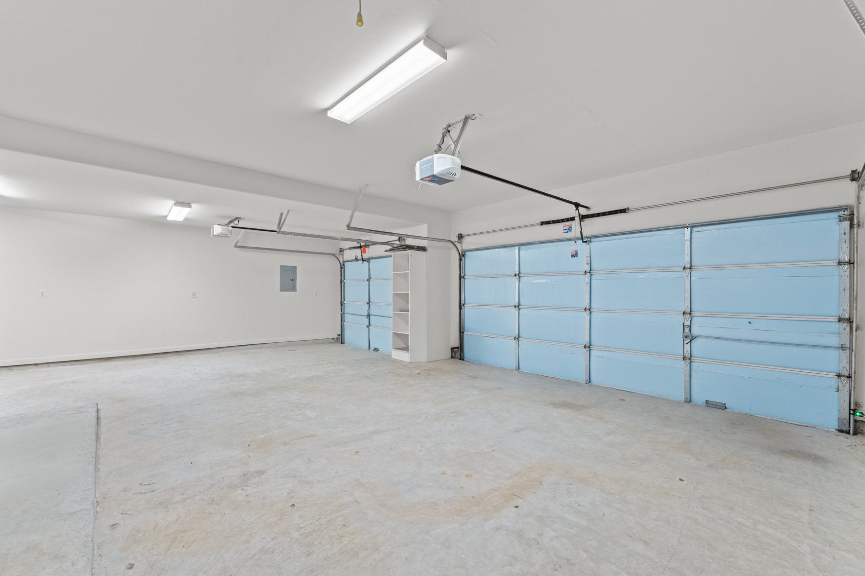 16503 Oat Mill Drive, Houston, TX 77095 Welcome to your spacious 3-CAR GARAGE! This space is well-lit so it would be easy to use a portion of it for a workshop, gym area, and more!