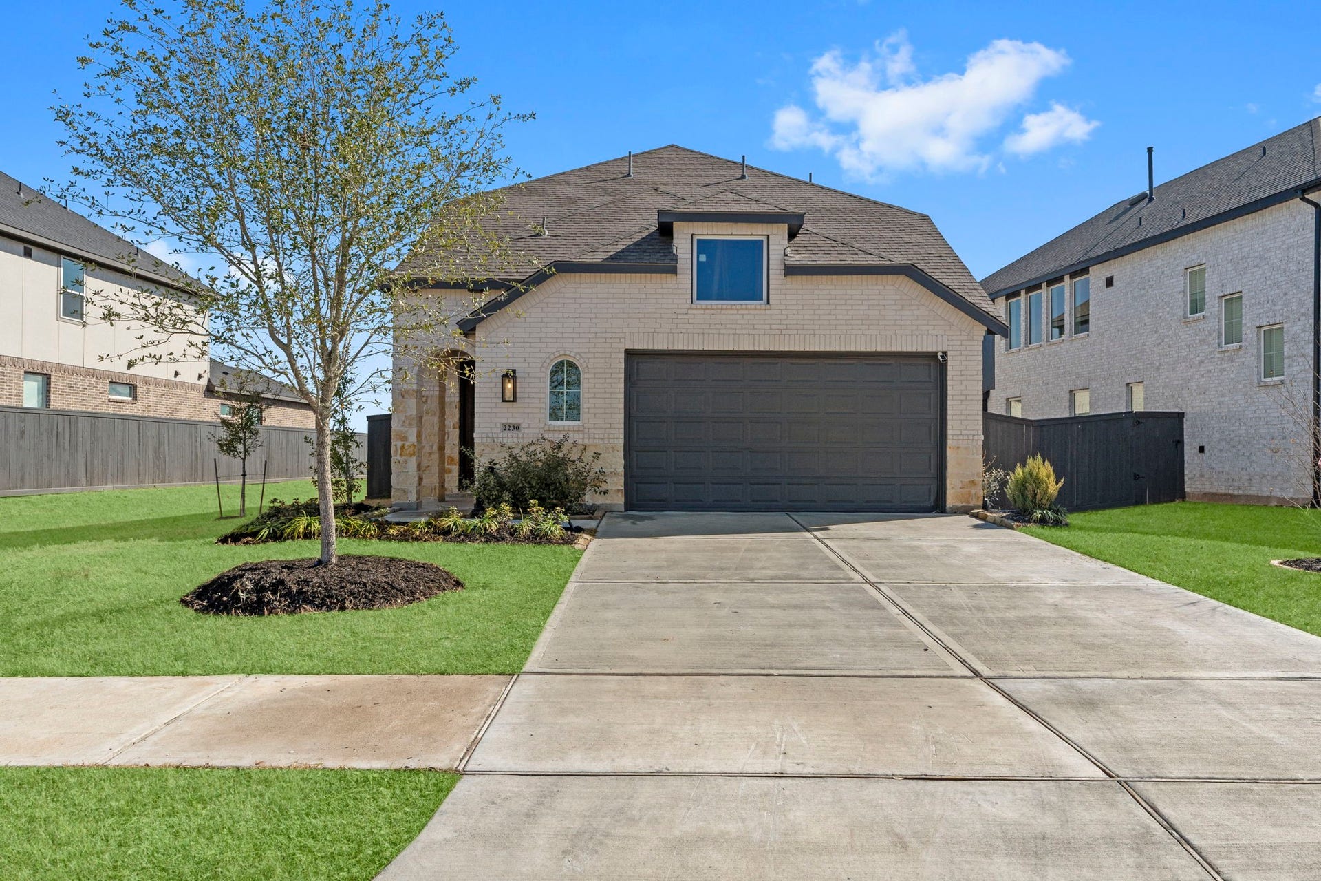 2230 Fresh Flower Way, Richmond, TX 77406 The expansive concrete driveway provides ample parking.