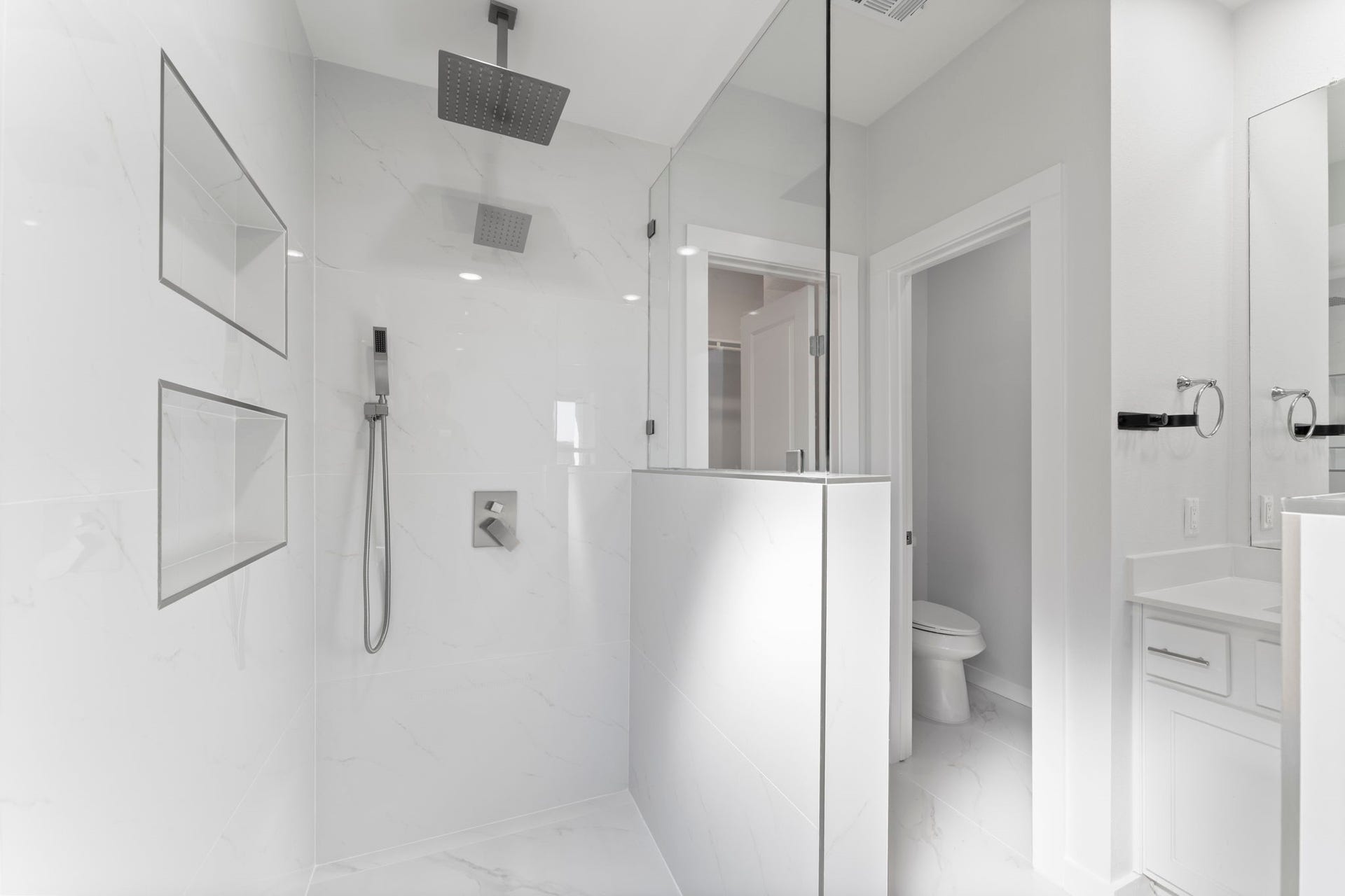 2230 Fresh Flower Way, Richmond, TX 77406 A closer look of the walk-in shower.