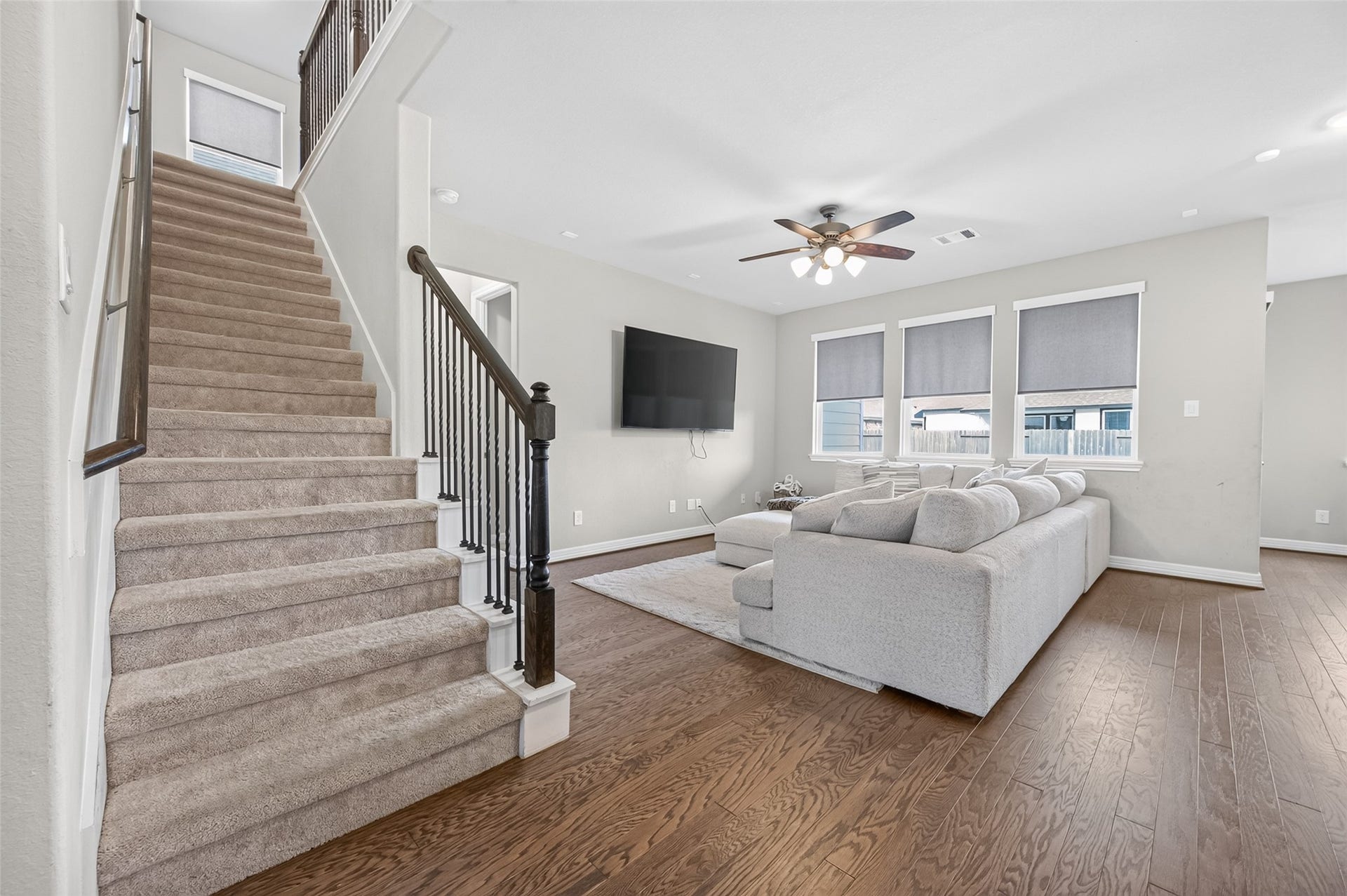 17027 Bainham Forest Trail, Hockley, TX 77447 Spacious living room
