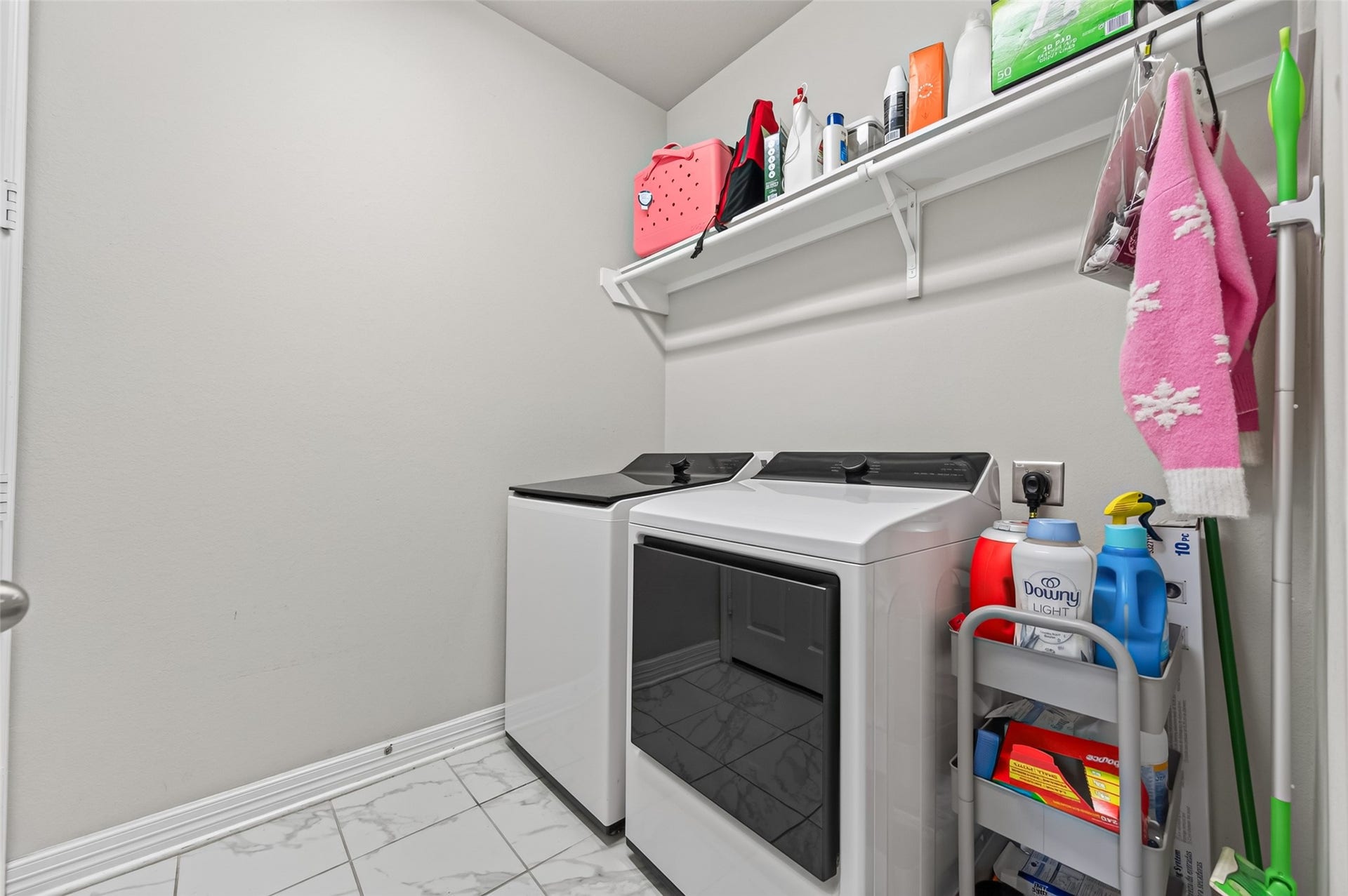 17027 Bainham Forest Trail, Hockley, TX 77447 Utility room with washer and dryer