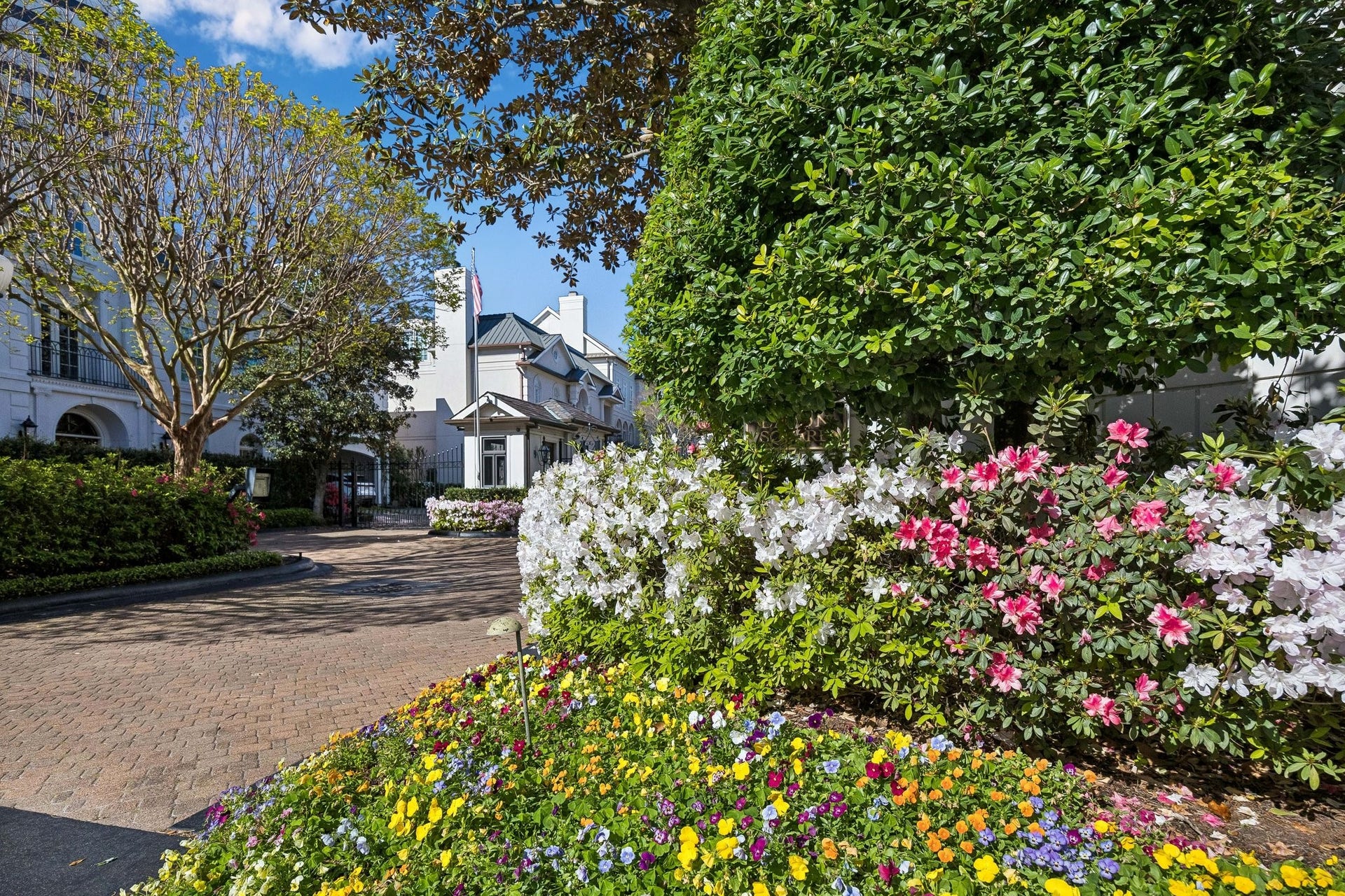 22 Eaton Square, Houston, TX 77027 Lovely landscaped entrance to Eaton Square.