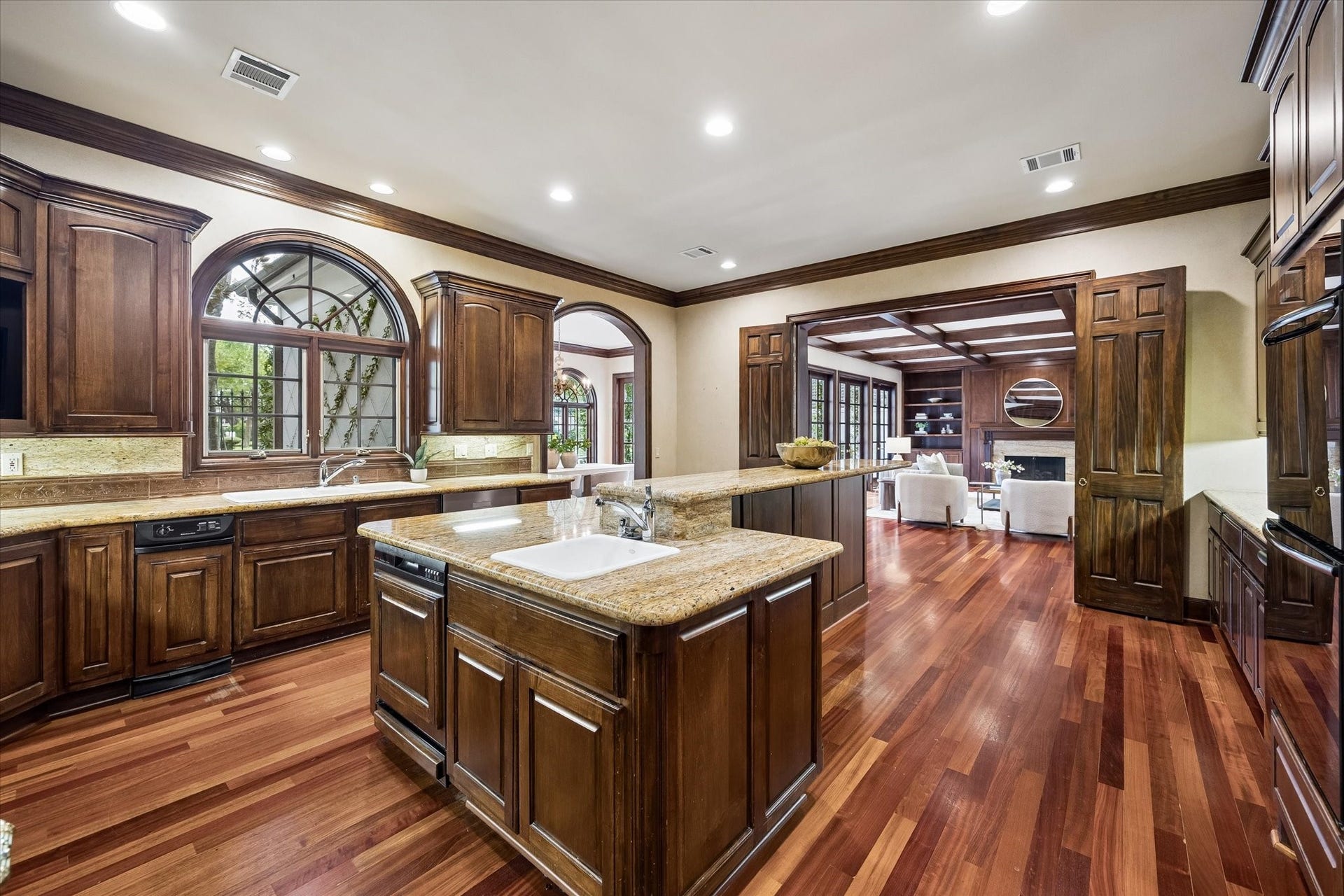 22 Eaton Square, Houston, TX 77027 22 Eaton Square, Houston, TX 77027