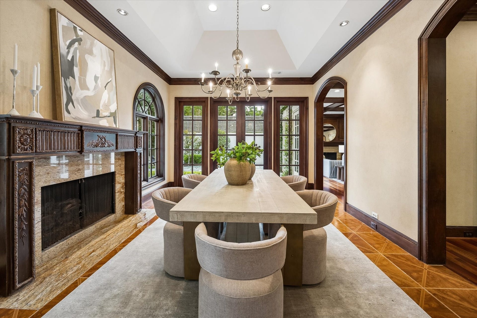 22 Eaton Square, Houston, TX 77027 Light and bright breakfast room with tile floors, vaulted ceiling, and hand carved wood mantle.