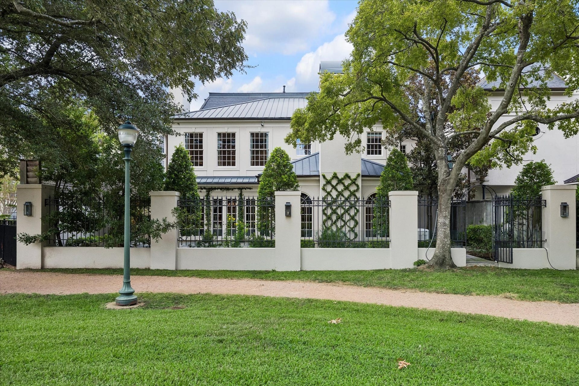 22 Eaton Square, Houston, TX 77027 22 Eaton Square, Houston, TX 77027