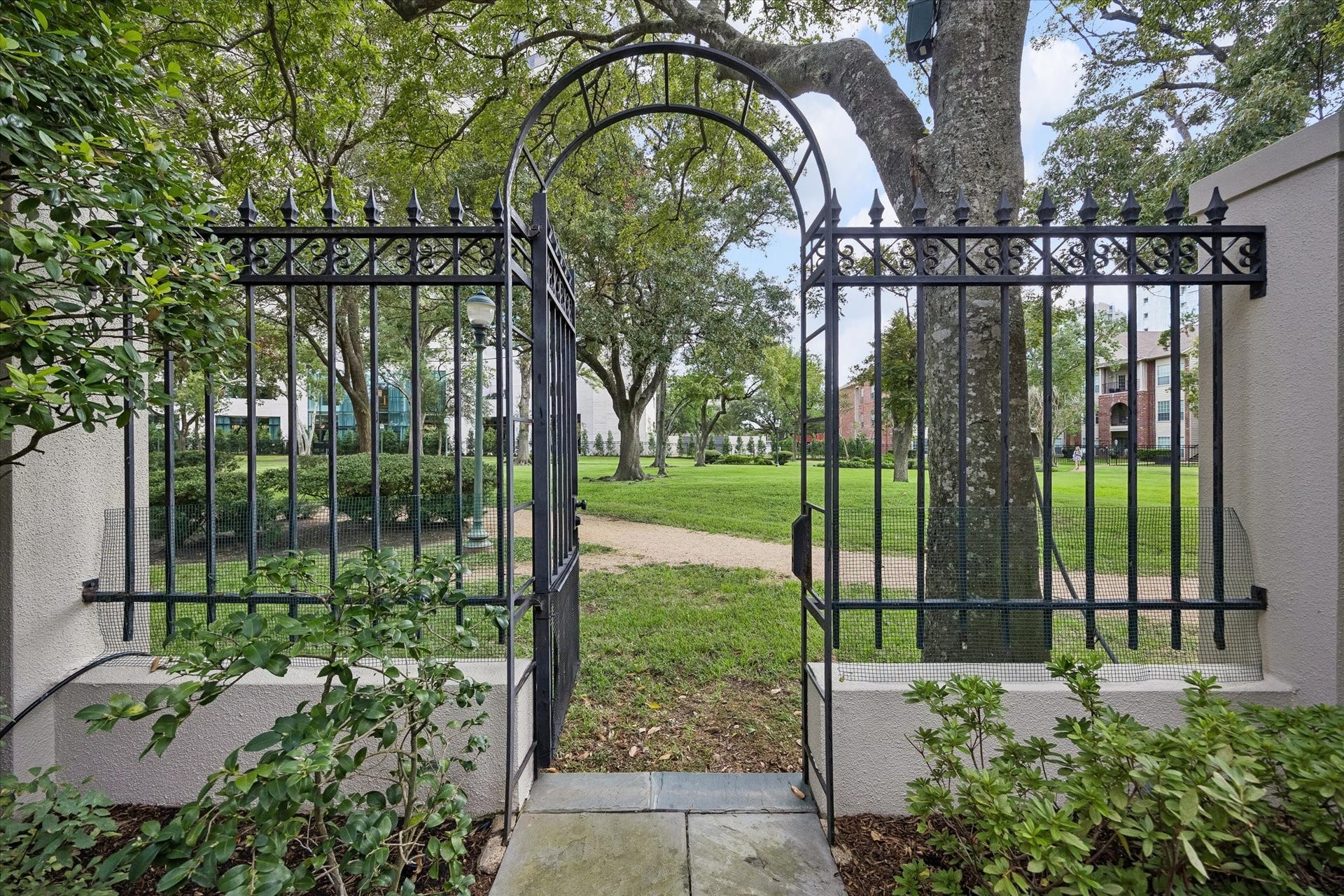 22 Eaton Square, Houston, TX 77027 22 Eaton Square, Houston, TX 77027