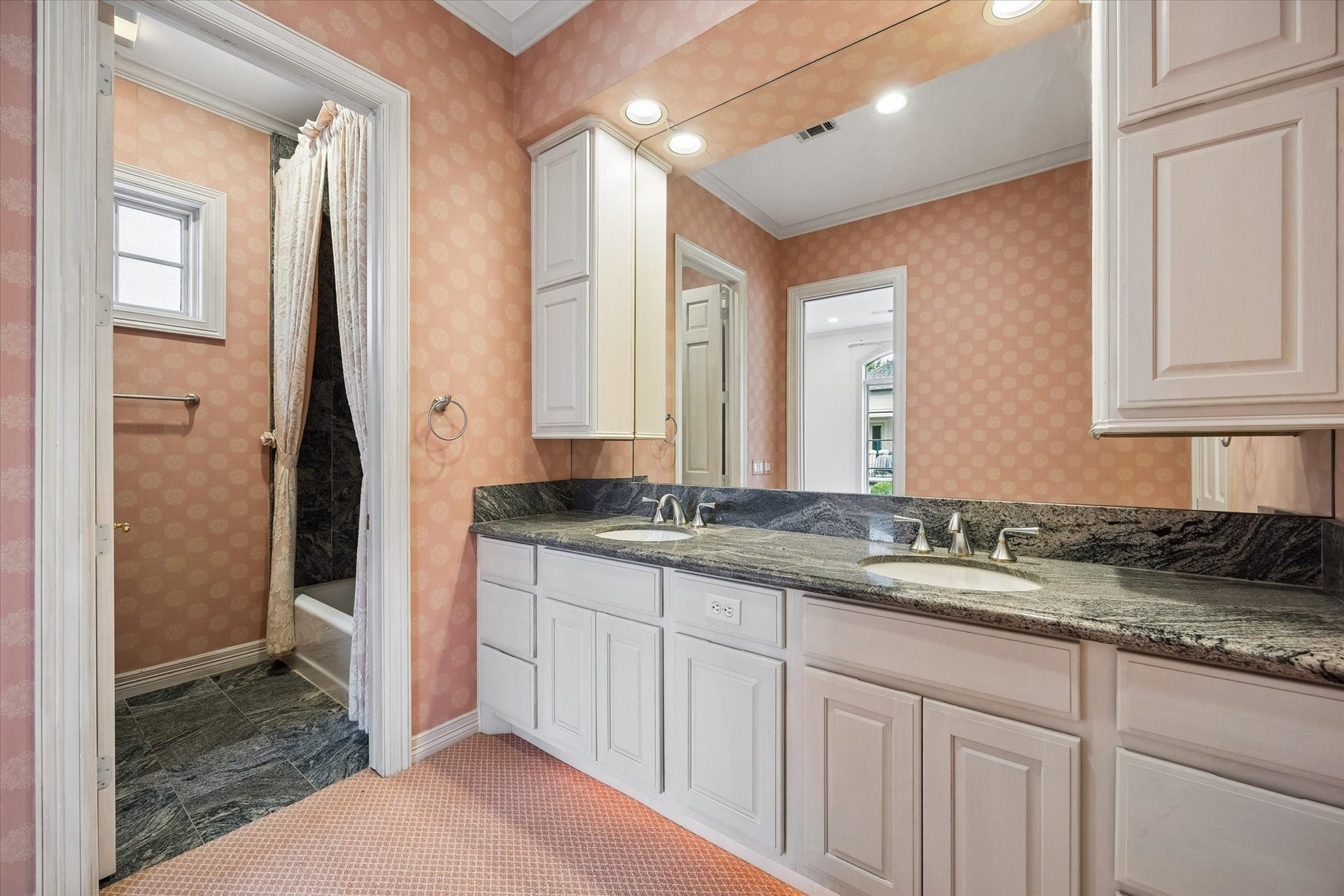 22 Eaton Square, Houston, TX 77027 22 Eaton Square, Houston, TX 77027