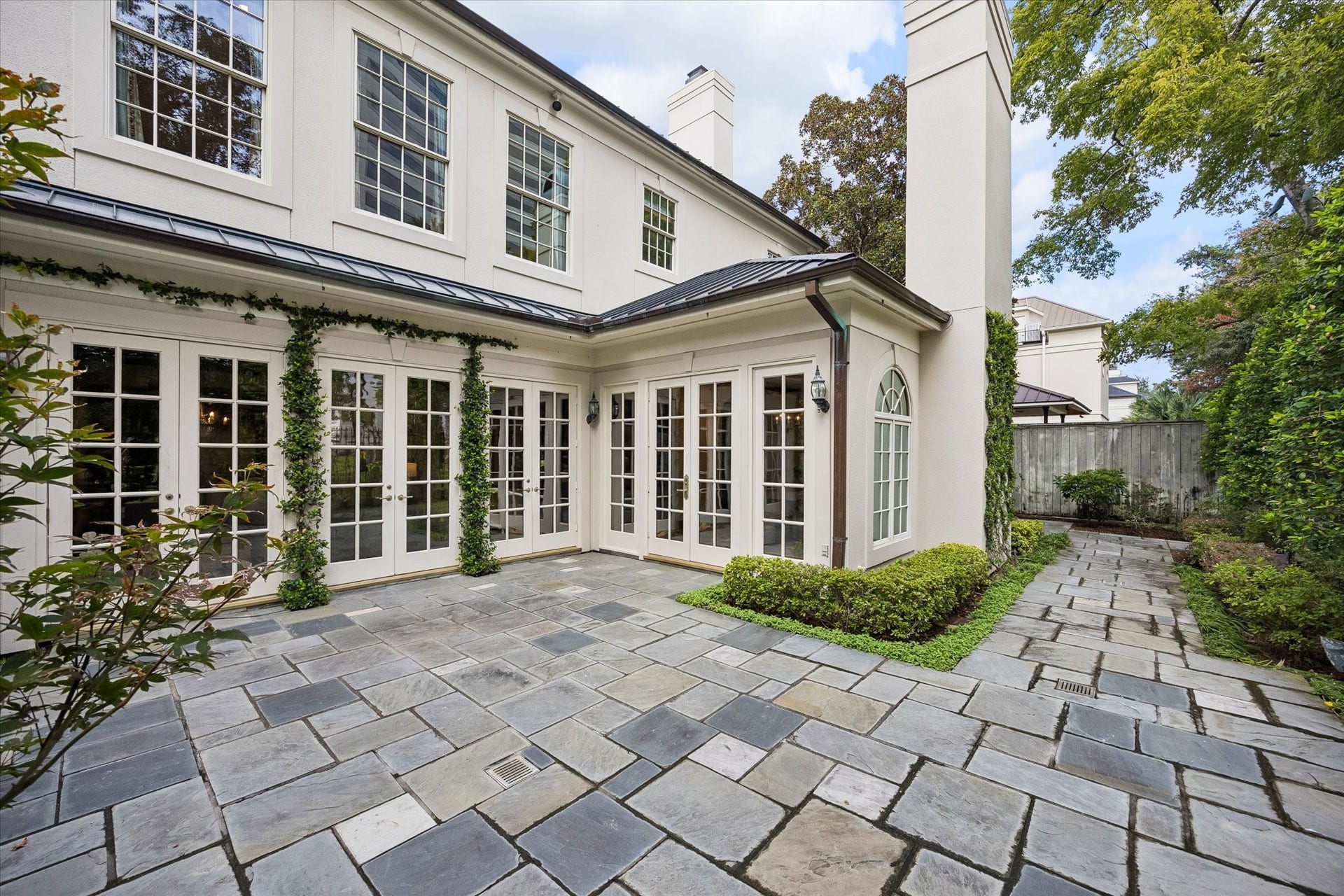 22 Eaton Square, Houston, TX 77027 22 Eaton Square, Houston, TX 77027