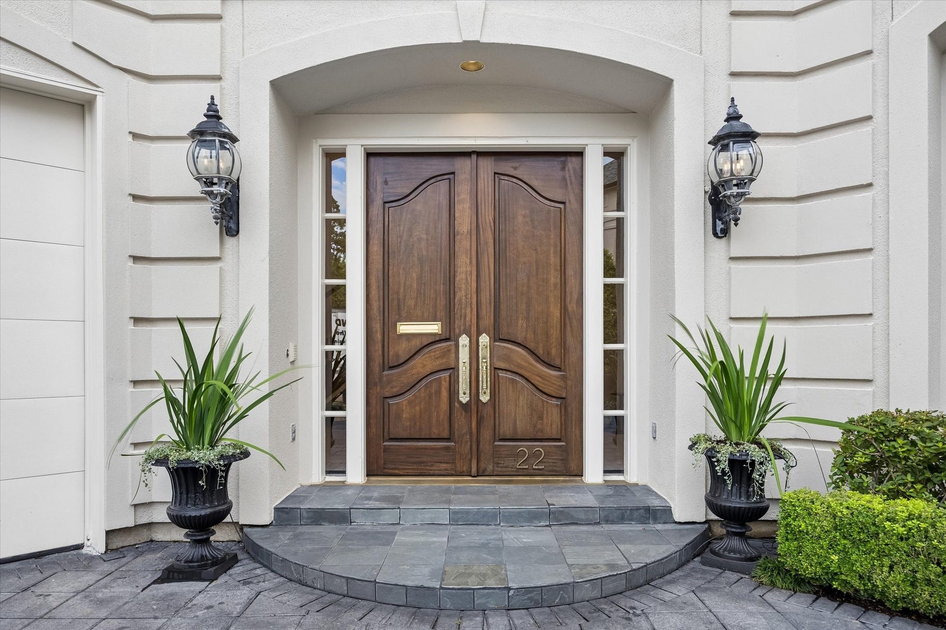 22 Eaton Square, Houston, TX 77027 Welcome to 22 Eaton Square. This home sits in the corner of a tranquil guard gated community inside the loop.