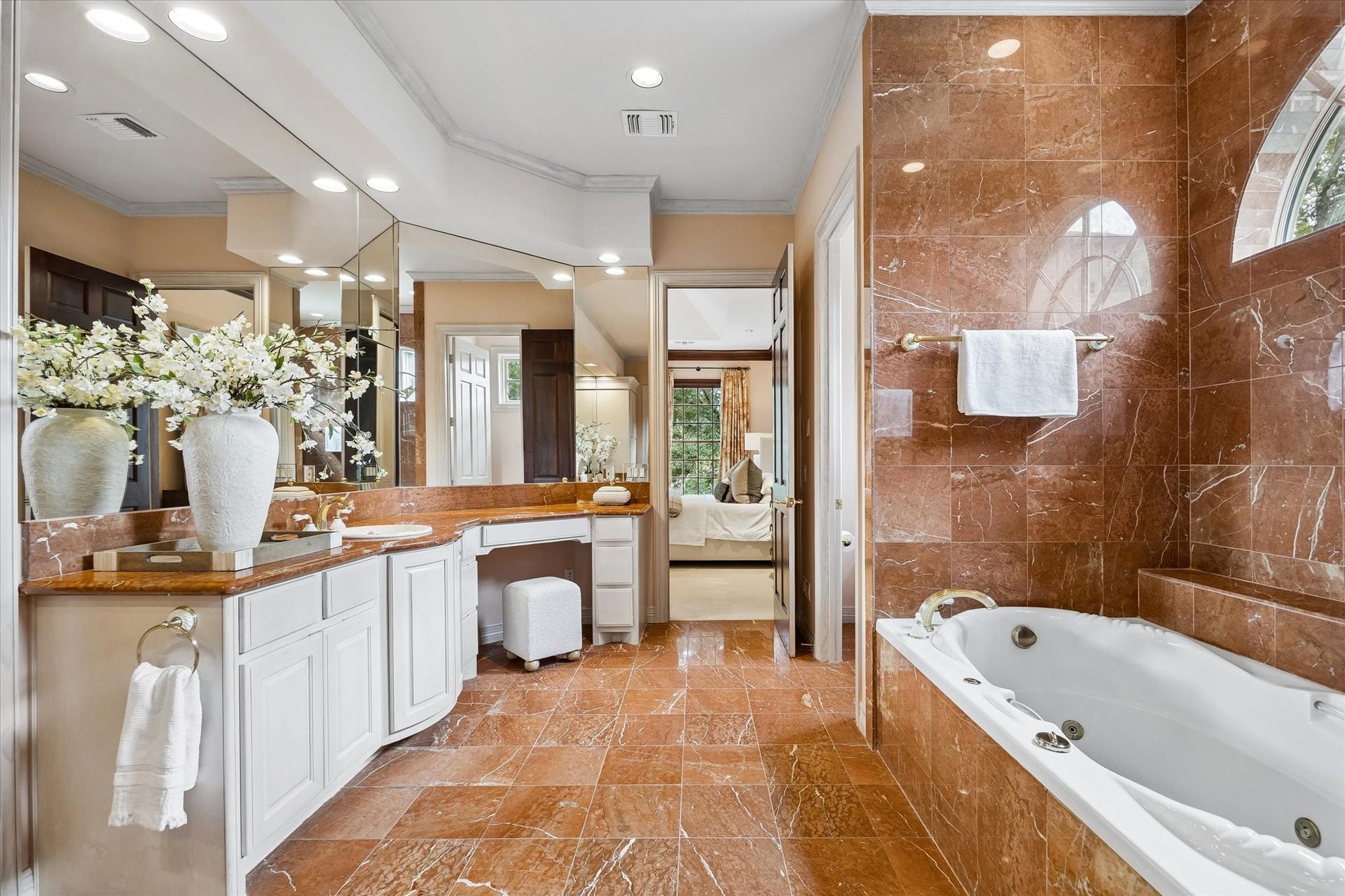 22 Eaton Square, Houston, TX 77027 22 Eaton Square, Houston, TX 77027