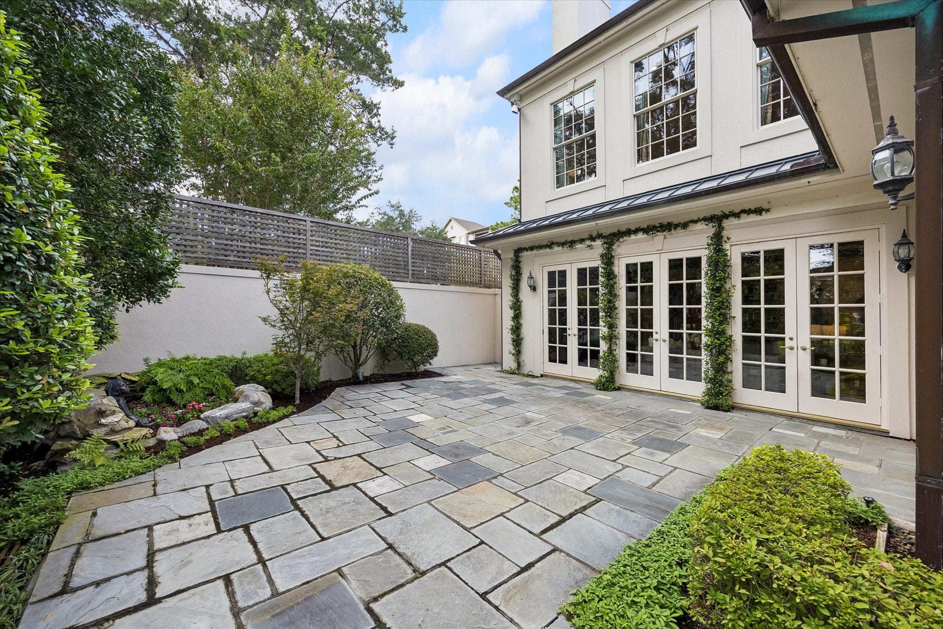 22 Eaton Square, Houston, TX 77027 22 Eaton Square, Houston, TX 77027