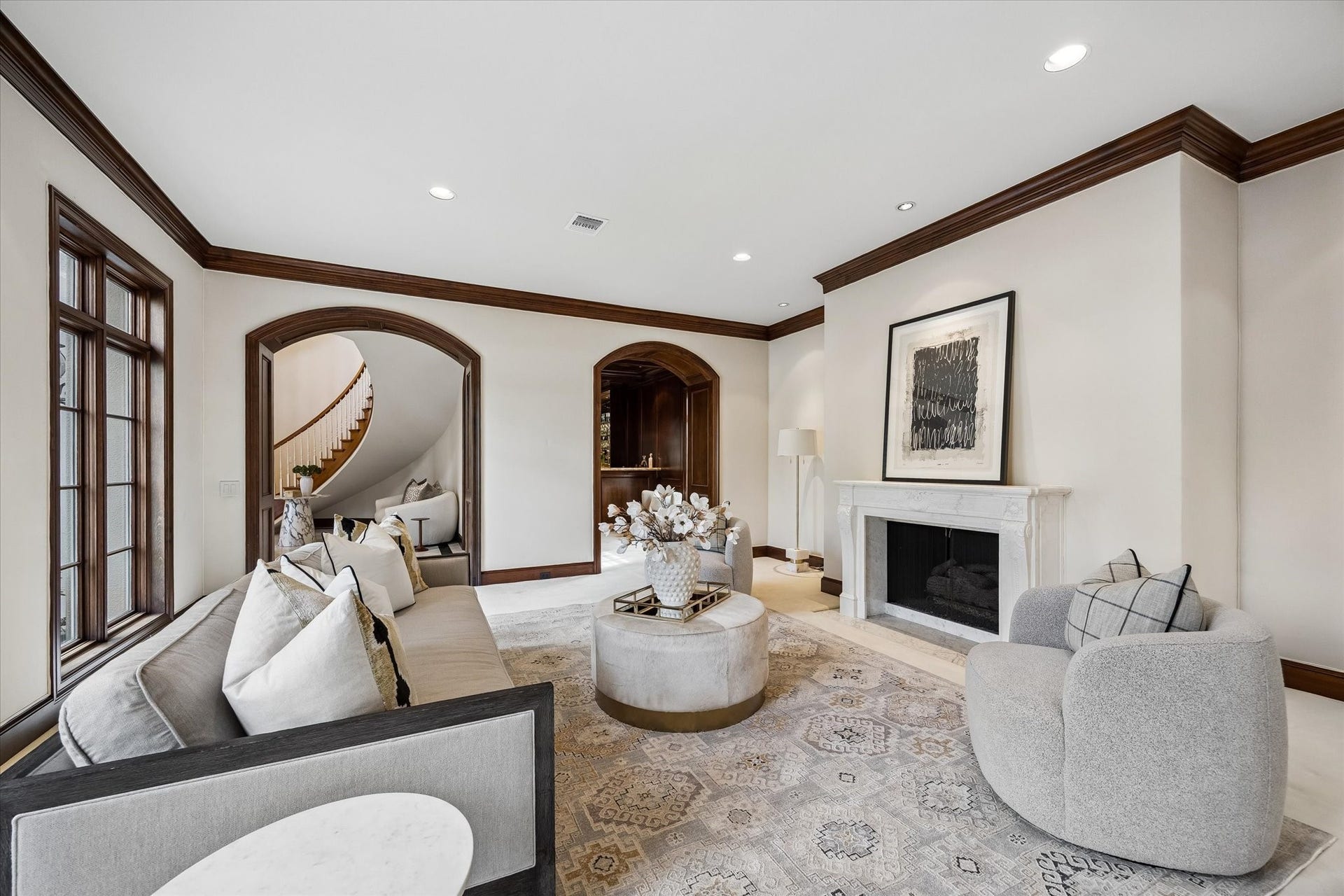 22 Eaton Square, Houston, TX 77027 A light and bright room.