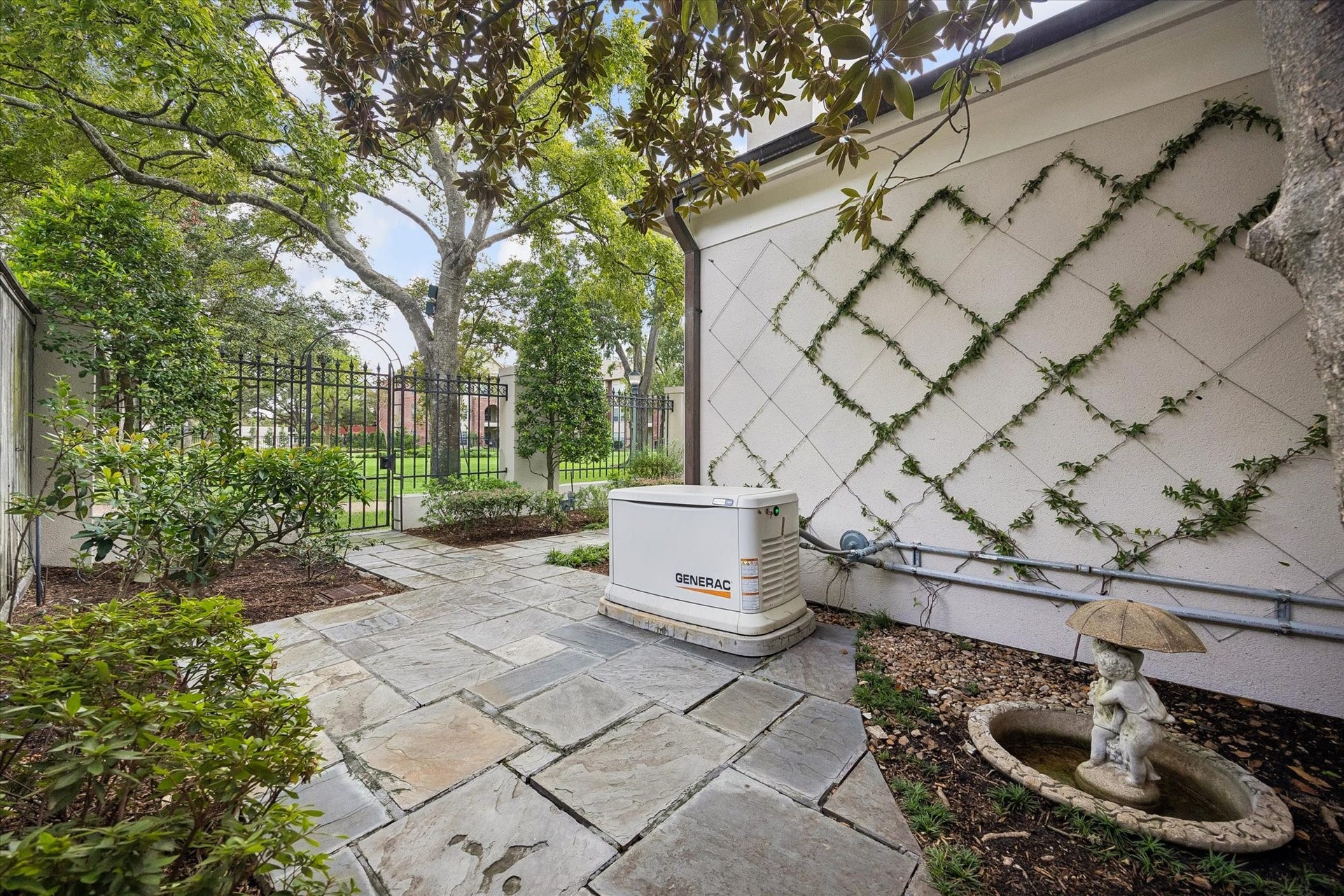 22 Eaton Square, Houston, TX 77027 22 Eaton Square, Houston, TX 77027