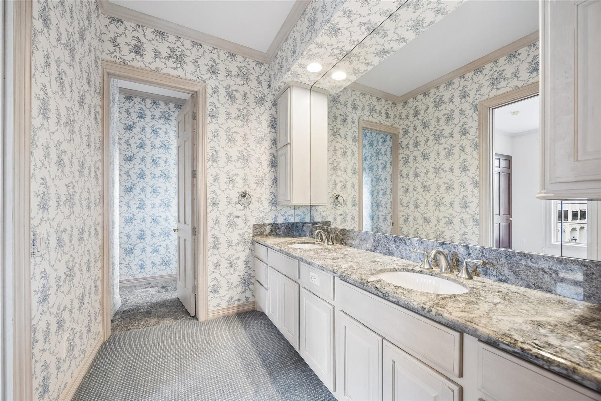 22 Eaton Square, Houston, TX 77027 22 Eaton Square, Houston, TX 77027