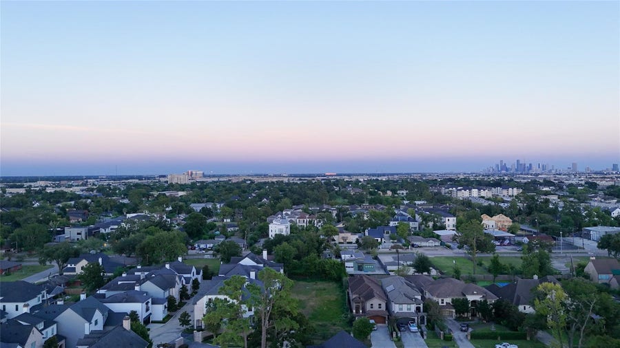 Property photo for 1520 Whispering Pines Dr, Houston, TX