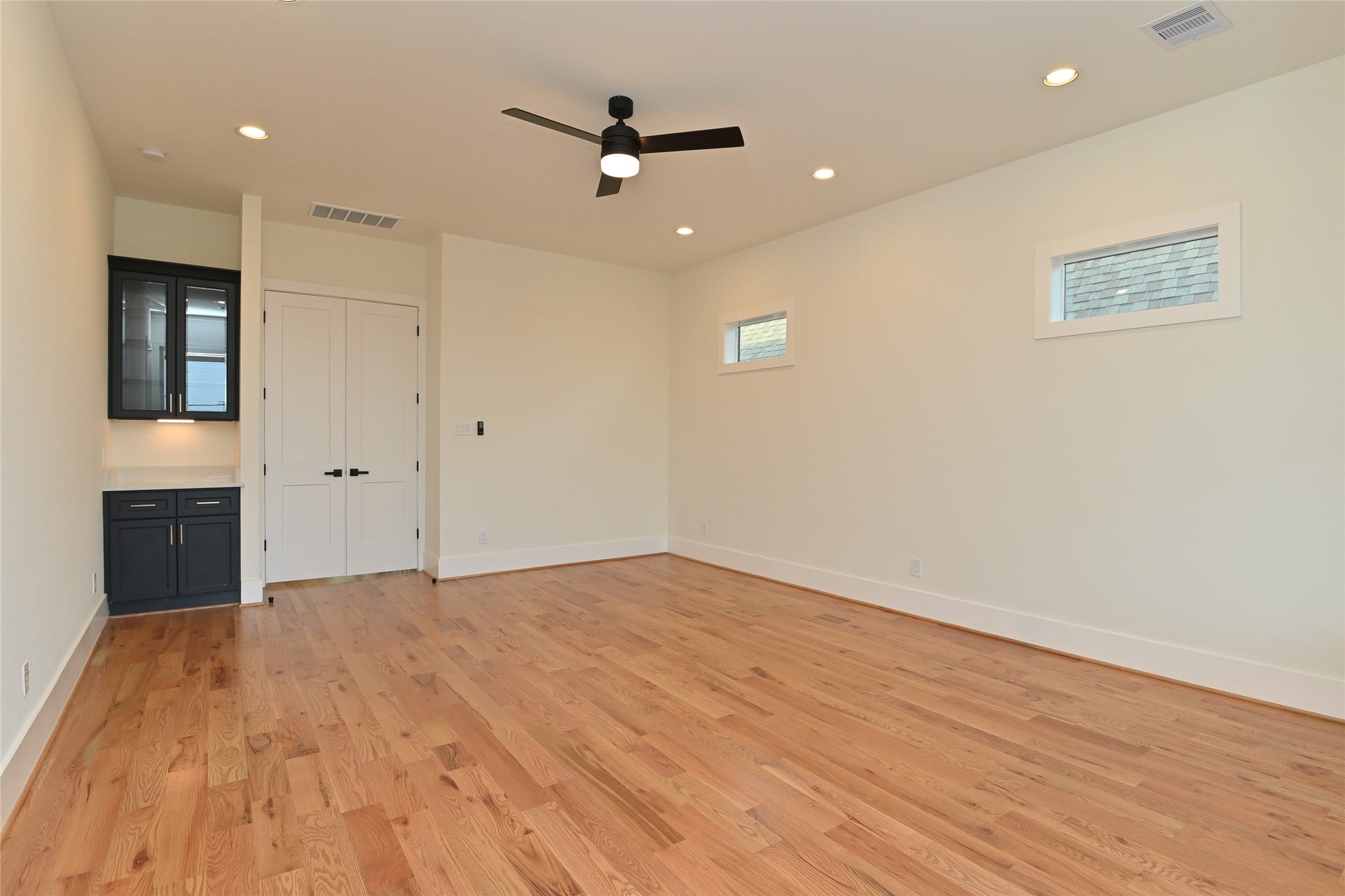 1733 Du Barry Lane, Houston, TX 77018 Primary bedroom with coffee bar