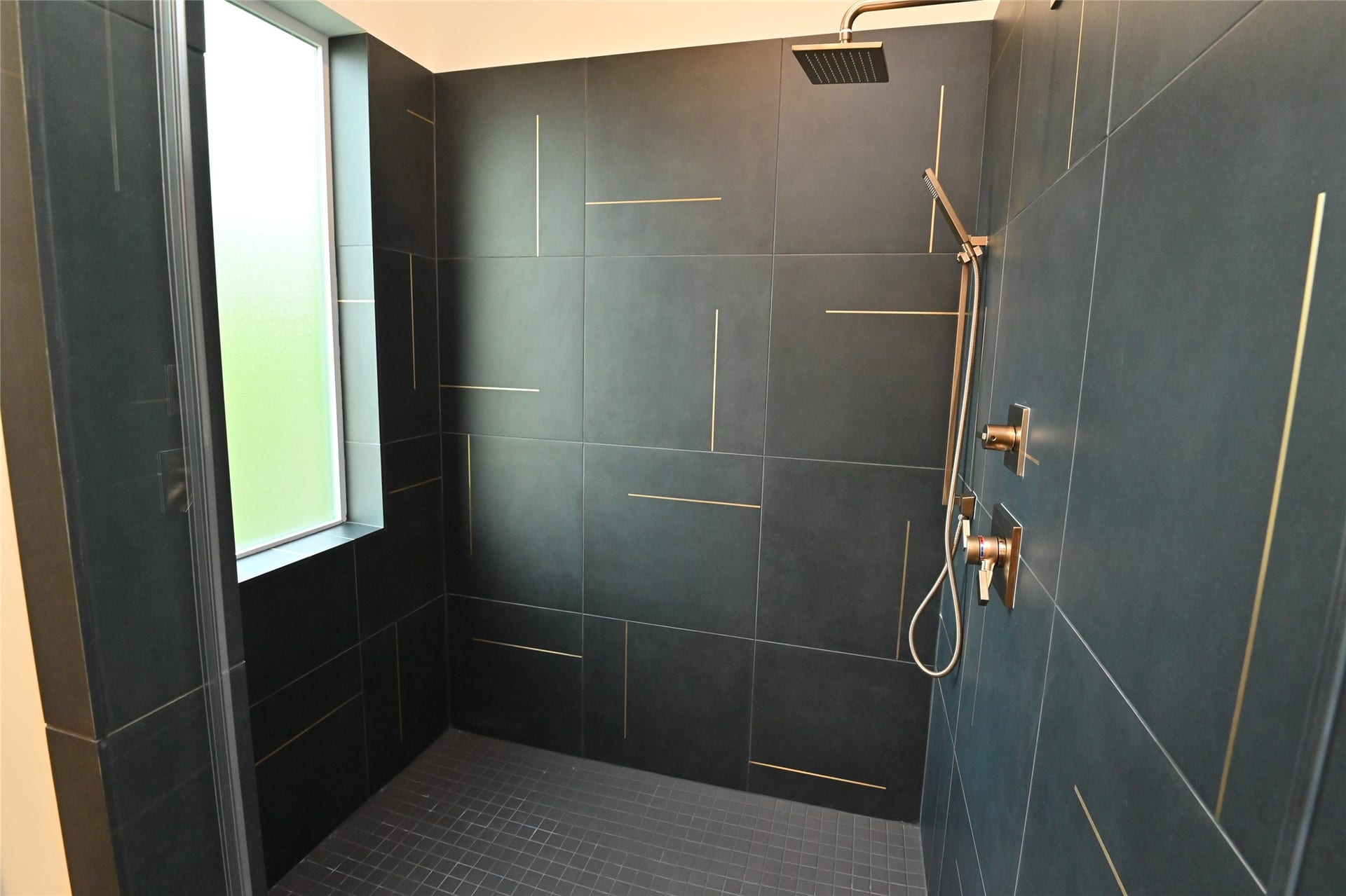 1733 Du Barry Lane, Houston, TX 77018 Primary Shower