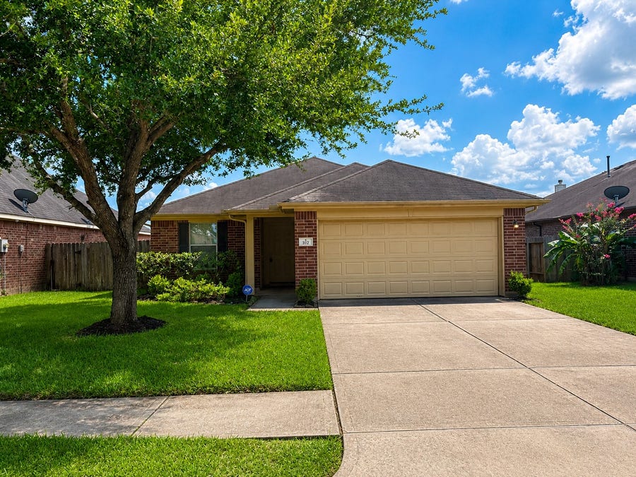Property photo for 102 San Simeon Drive, Manvel, TX