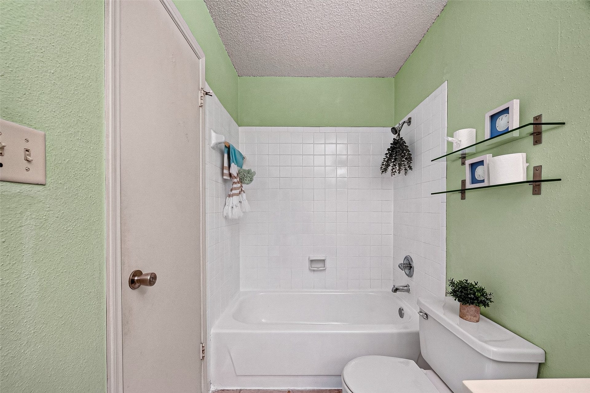 2121 Hepburn Street, #1106, Houston, TX 77054 Sizable bathroom with clean soaking tub