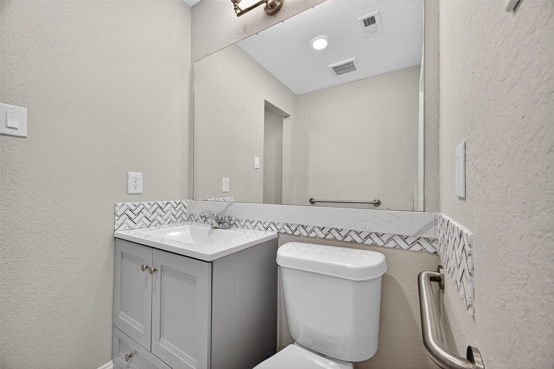 29902 E Hawthorne Drive, Spring, TX 77386 First floor en-suite bath in 2nd bedroom area.