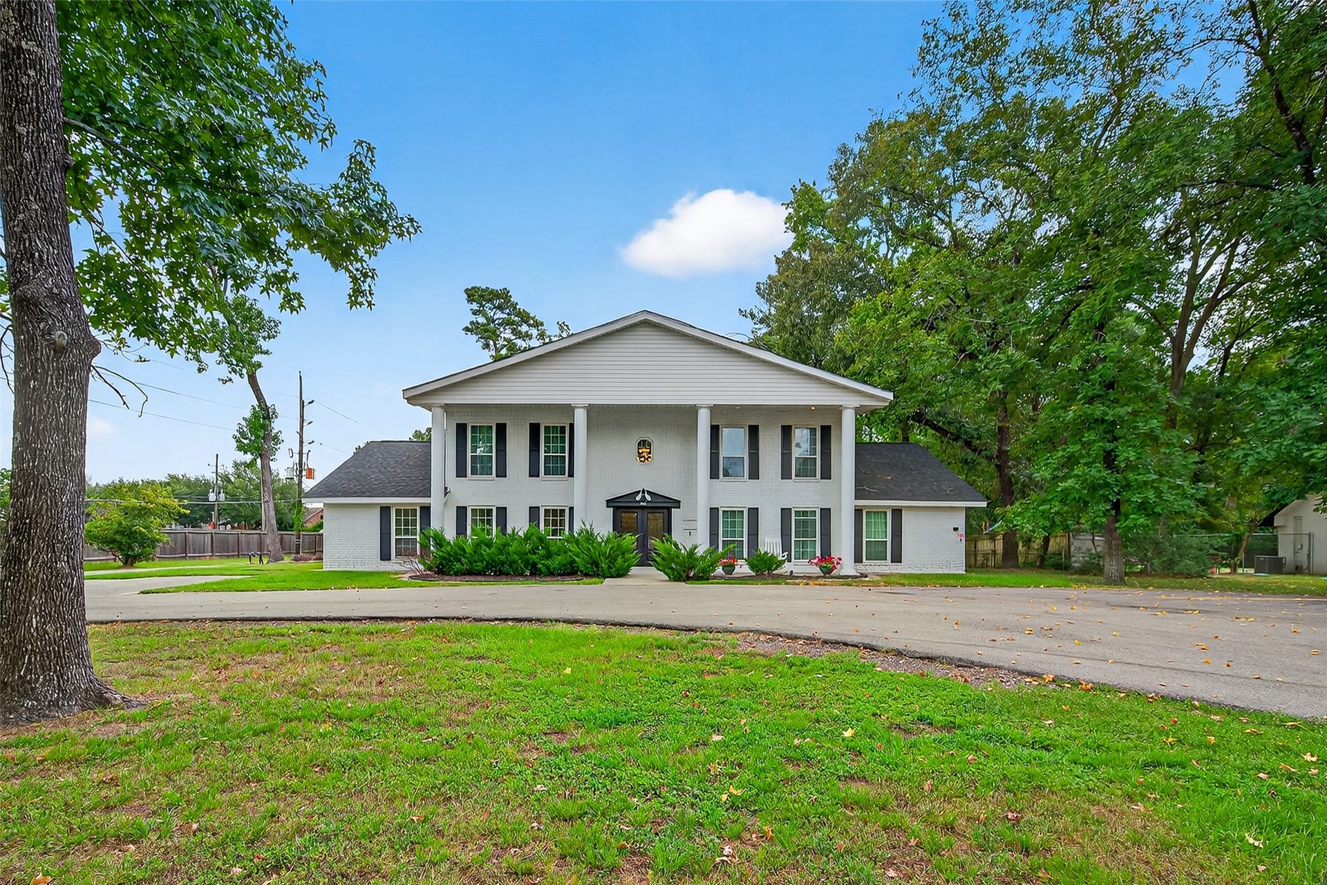 29902 E Hawthorne Drive, Spring, TX 77386 Home A -29902 E Hawthorne is 3776 sq. ft, 2 beds down and 4 up with 4.1 baths, dining hall, kitchen, activity room and spacious front covered patio and back open patio.