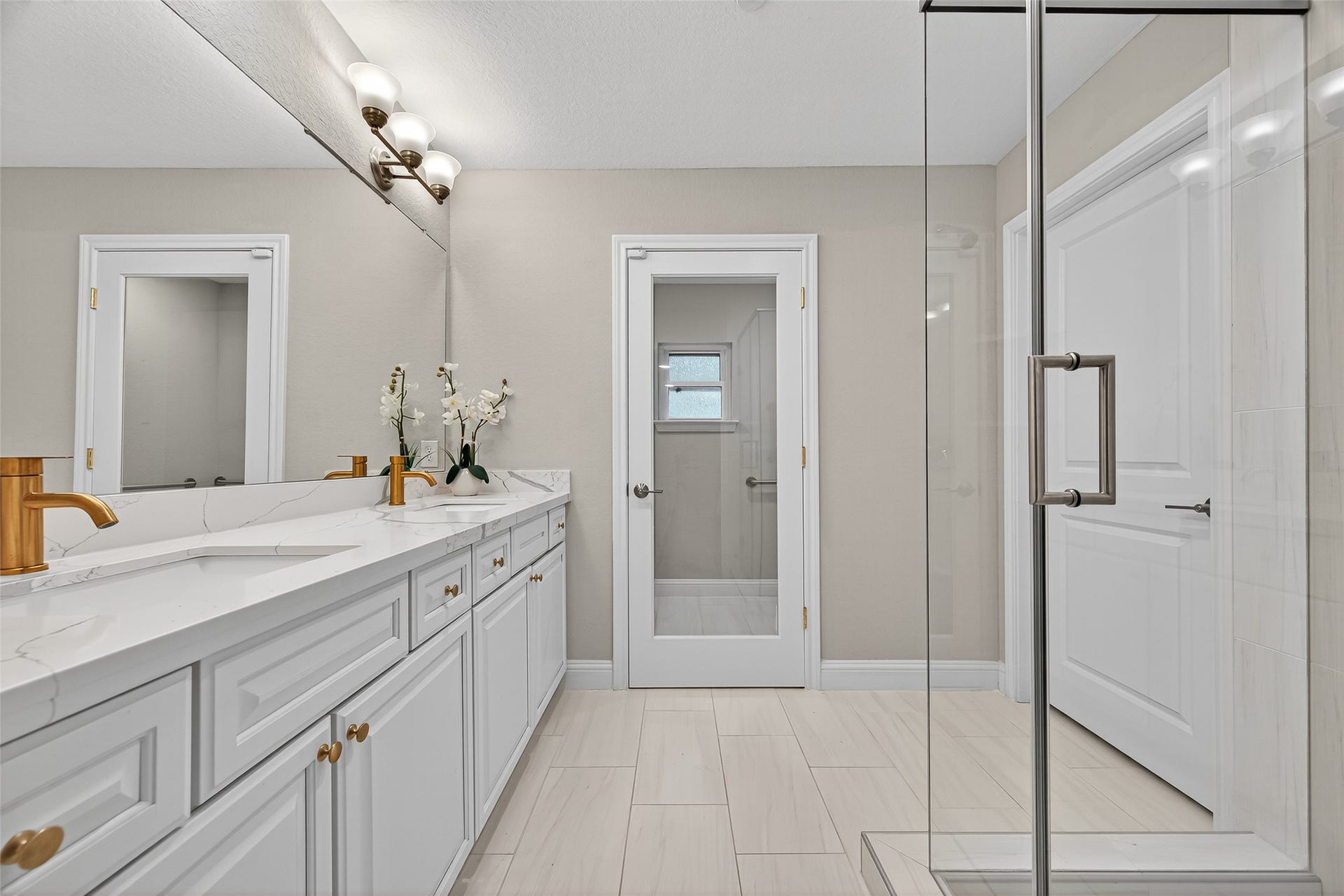 29902 E Hawthorne Drive, Spring, TX 77386 En-suite bath attached to largest bedroom 1st floor.