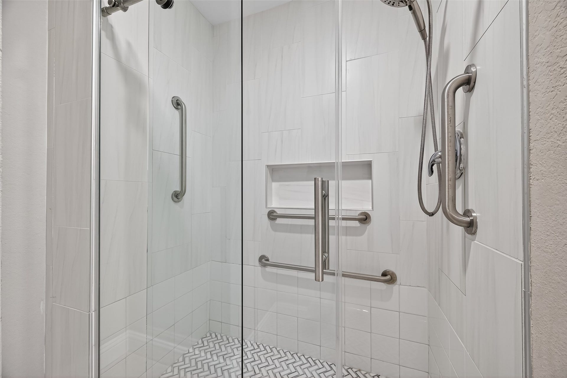 29902 E Hawthorne Drive, Spring, TX 77386 Large walk in shower on first floor.