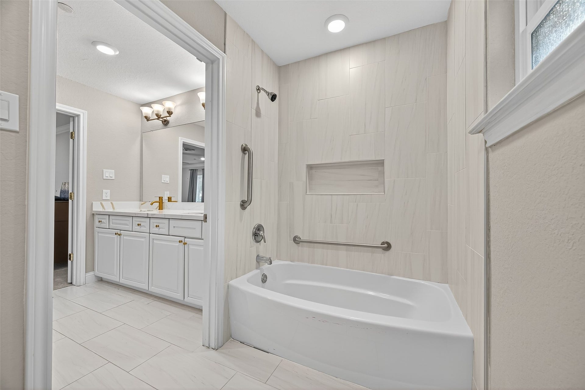 29902 E Hawthorne Drive, Spring, TX 77386 En-suite bath in the largest bedroom 1st floor has a tub and a separate shower.