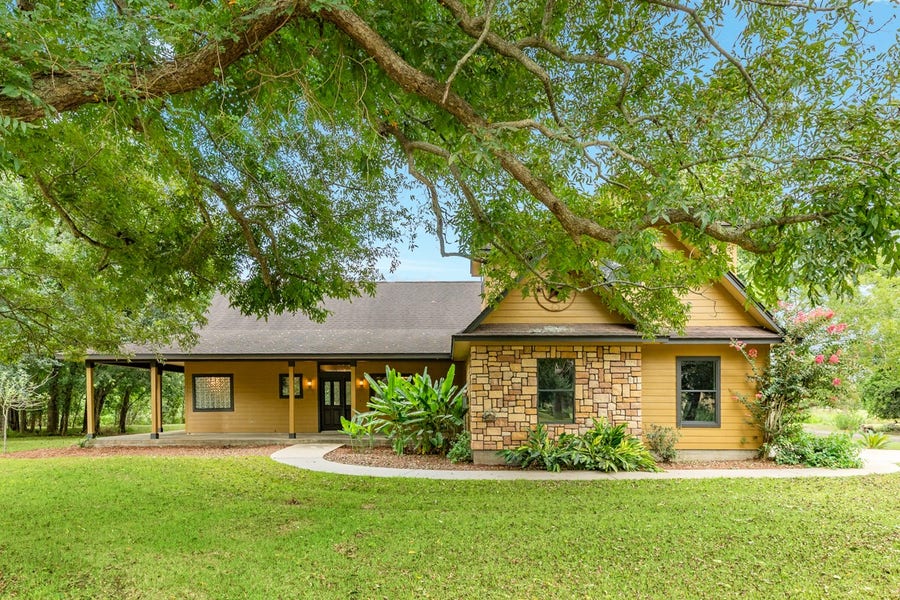 Property photo for 306 Wagon Wheel Trail, Angleton, TX
