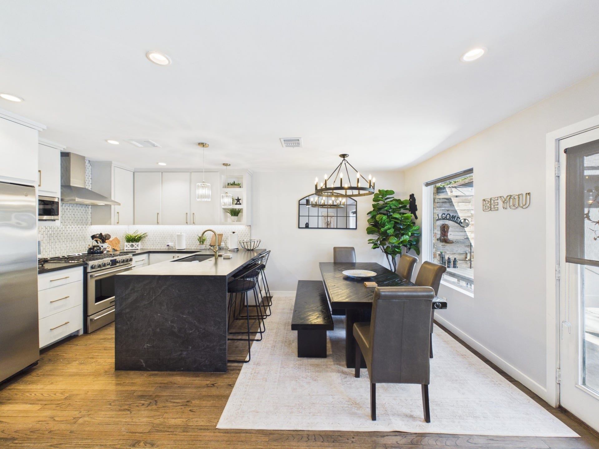 Large Dining Area Easy Accommodates 6 at the Table Plus 3 at the Countertop