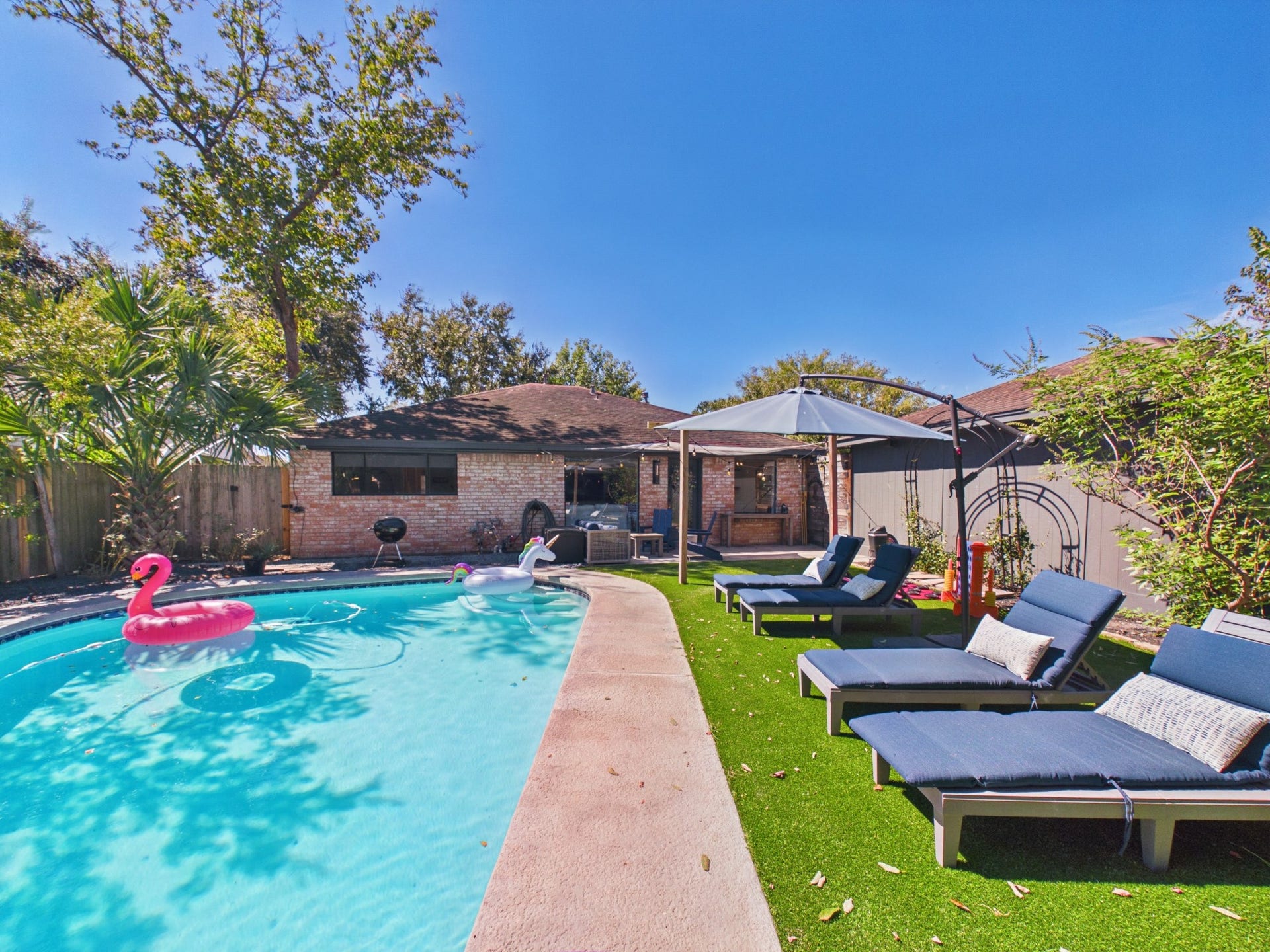Poolside Loungers for Taking in the Sun
