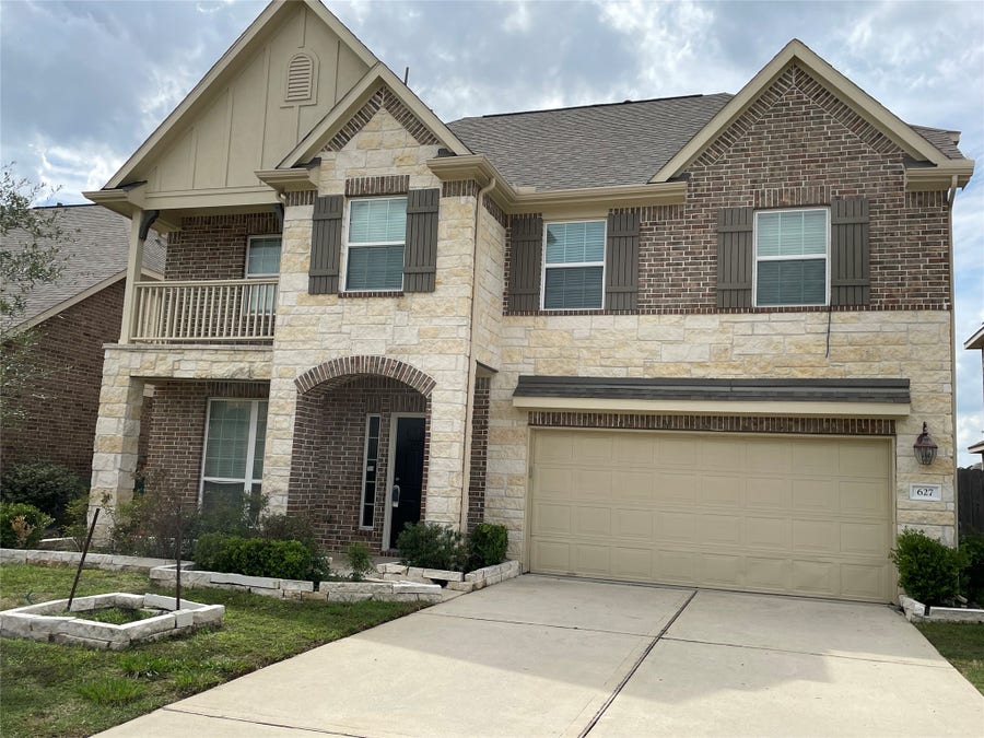 Property photo for 627 Oak Circle Drive E, Conroe, TX