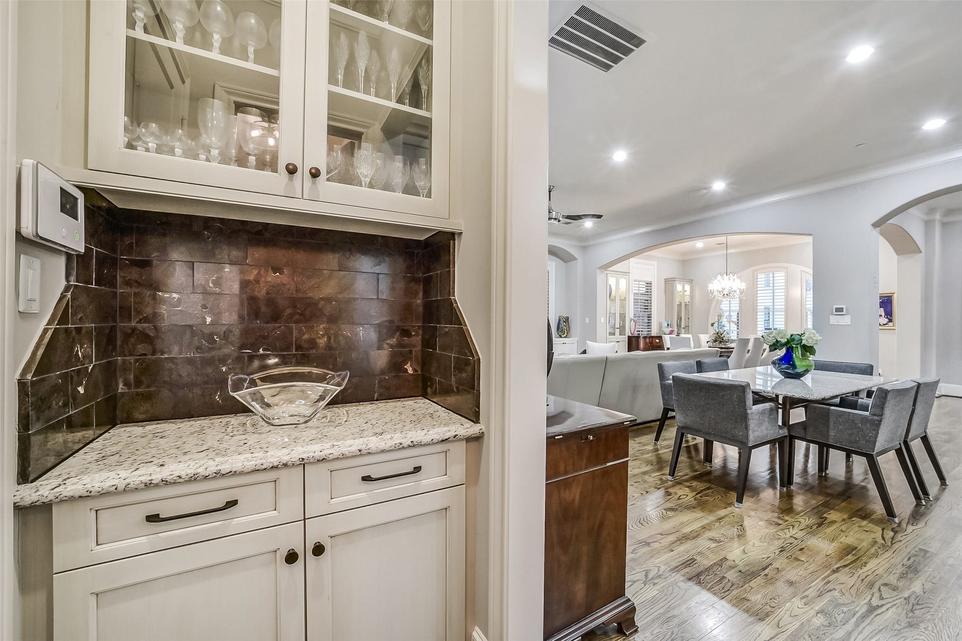 11 Southside Circle, Southside Place, TX 77025 Elegantly appointed dry bar with ample storage makes a sophisticated addition for hosting guests.