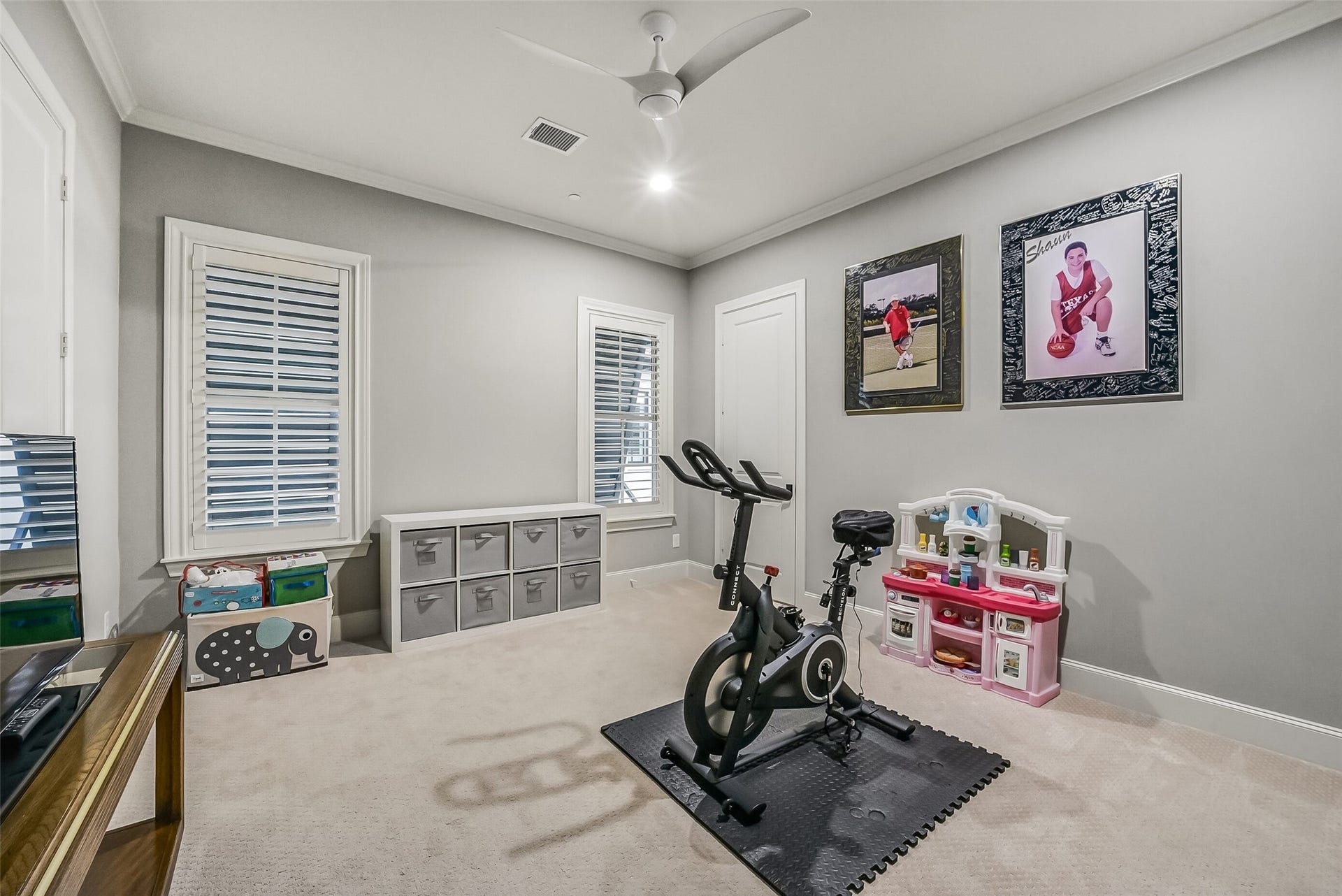 11 Southside Circle, Southside Place, TX 77025 Bedroom 4 is currently being used as a versatile flex space ready to fit your lifestyle, whether as a playroom, home gym, media room, or guest bedroom.