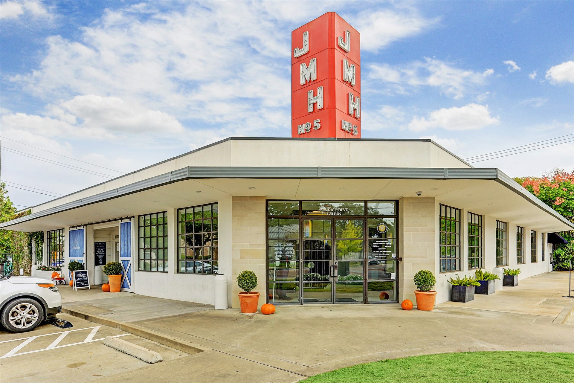 11 Southside Circle, Southside Place, TX 77025 A beloved Houston dining destination offering a charming atmosphere, beautiful garden setting, and delightful dining experience.
