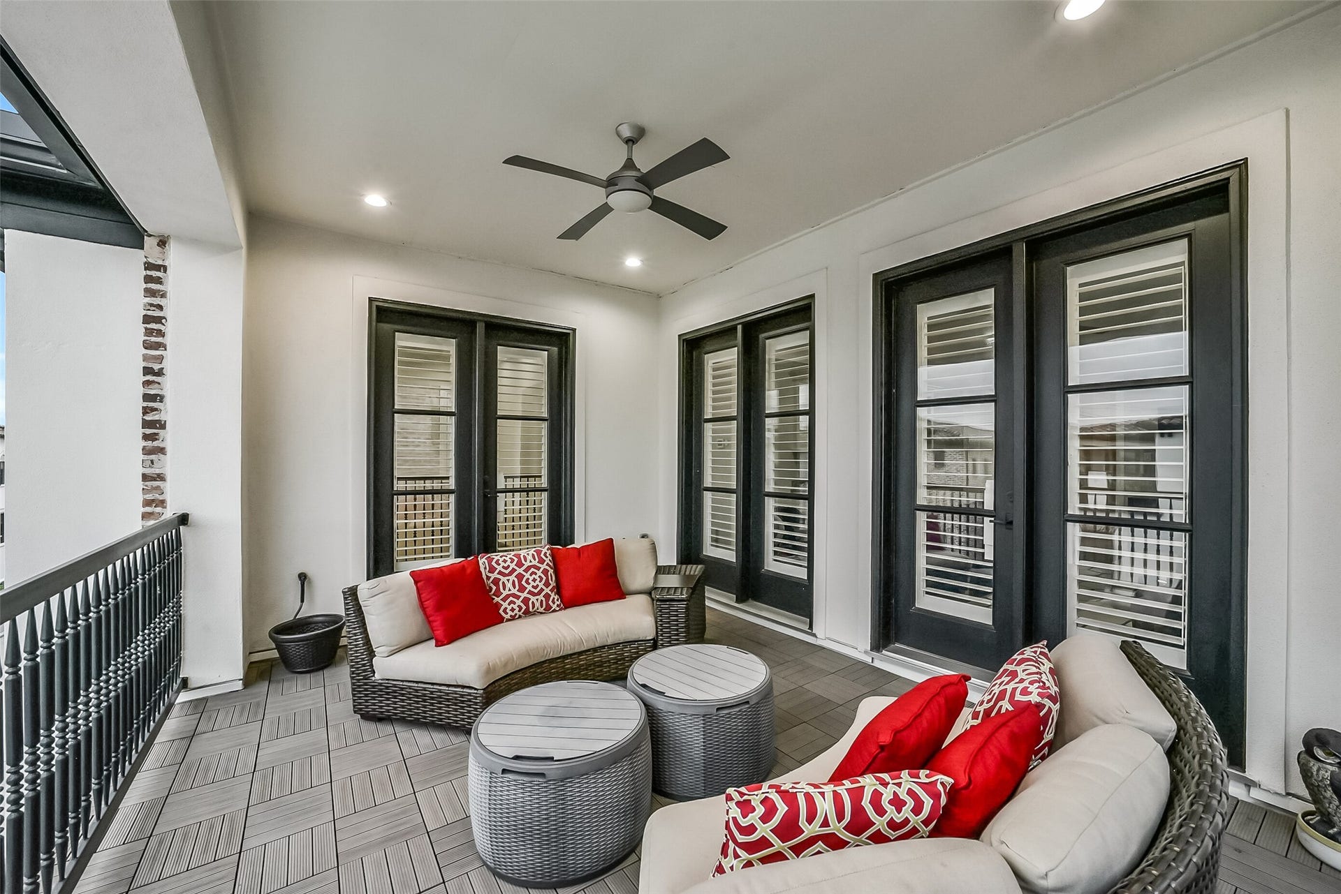 11 Southside Circle, Southside Place, TX 77025 Alternate view highlighting the ideal space for outdoor seating and seamless indoor-outdoor entertaining.