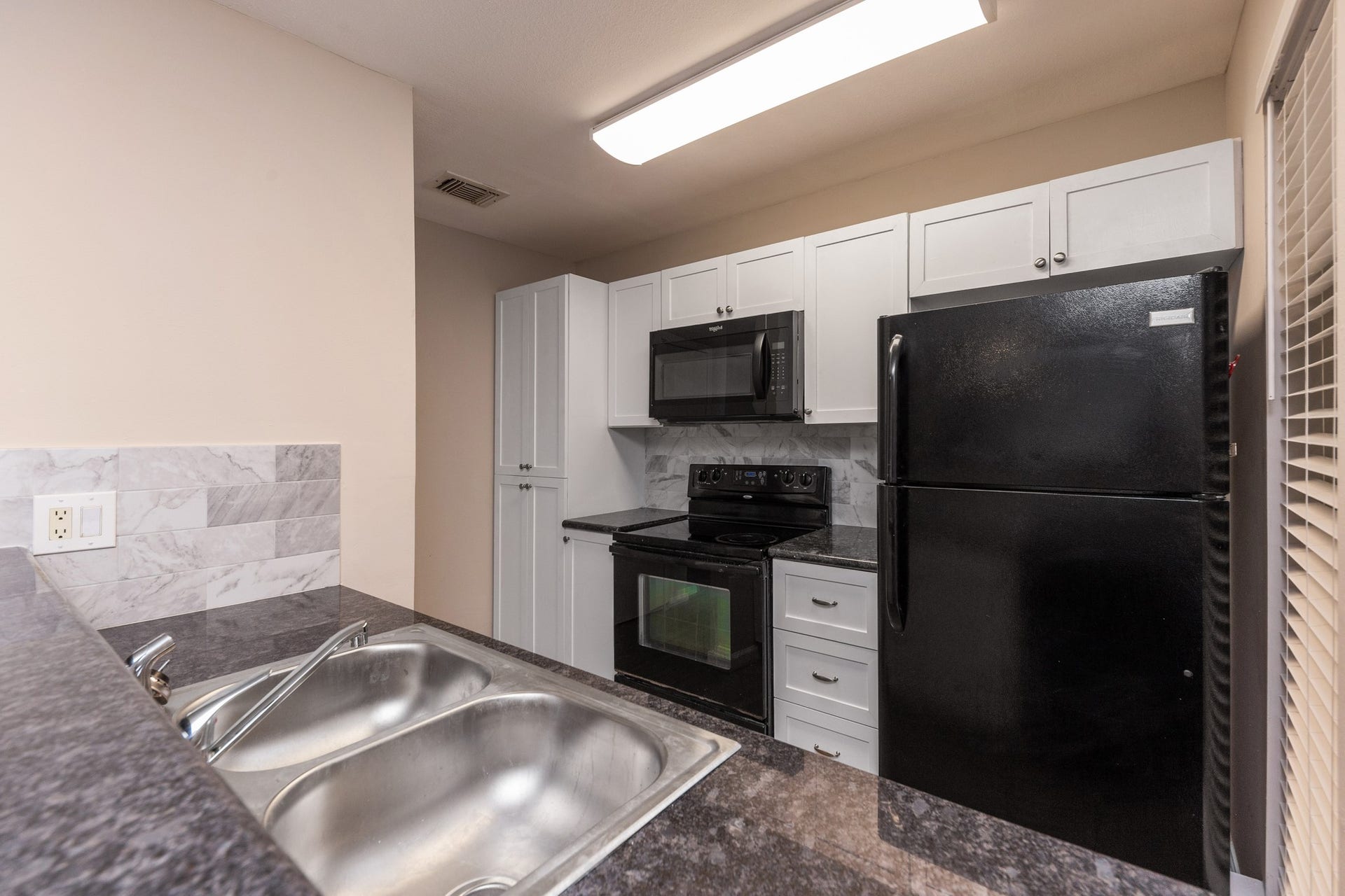 3500 Tangle Brush Drive, #132, The Woodlands, TX 77381 This light and bright kitchen offers plenty of storage space.
